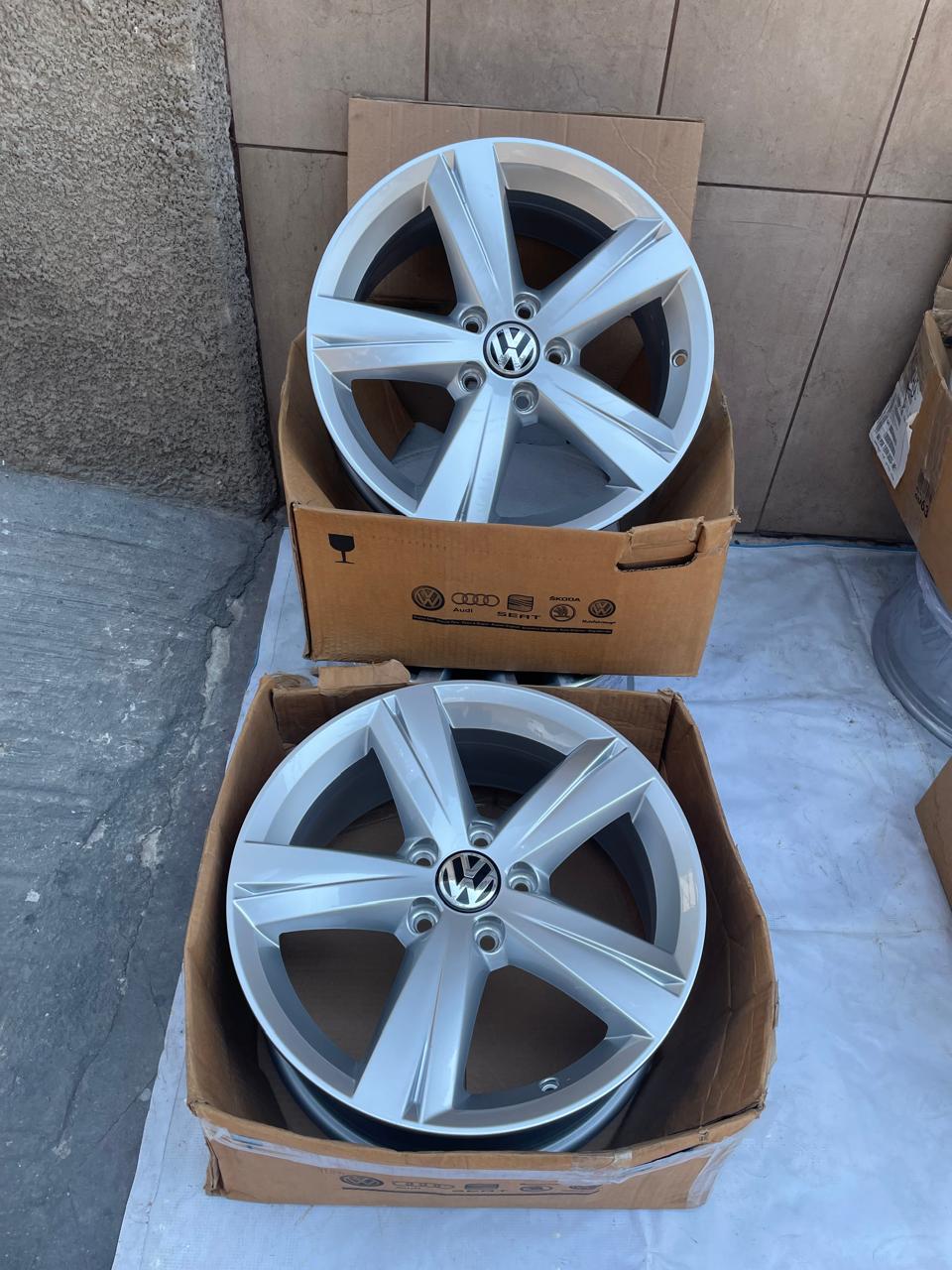 4 Rines 17" Volkswagen Taos Tiguan Jetta MK7 MK6 Passat Originales 5x112 Seminuevos