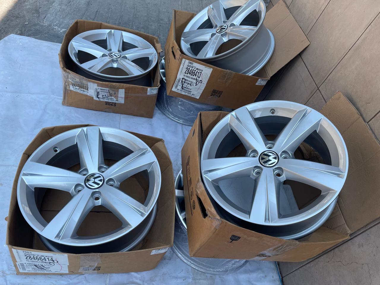 4 Rines 17" Volkswagen Taos Tiguan Jetta MK7 MK6 Passat Originales 5x112 Seminuevos