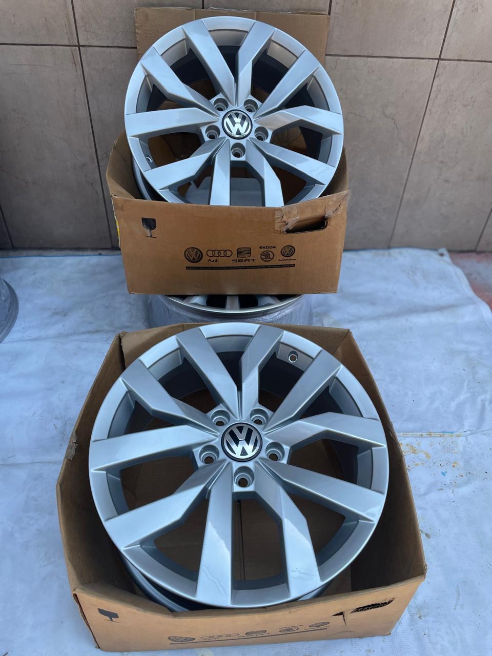 4 Rines 17" Volkswagen Golf T-Cross Jetta MK6 MK7 Tiguan Taos New Beetle Passat Originales 5x112 Seminuevos