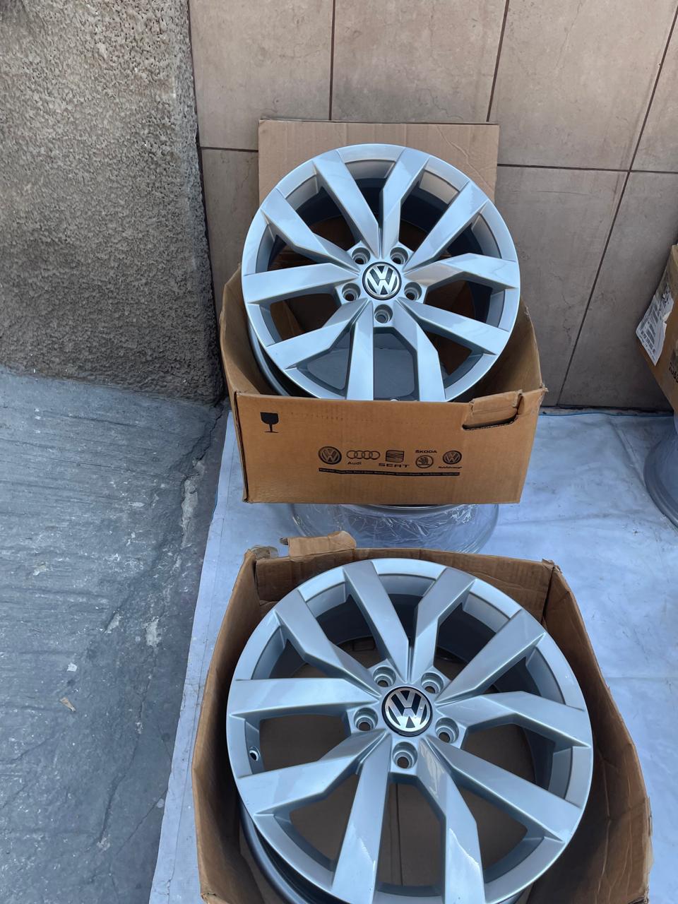 4 Rines 17" Volkswagen Golf T-Cross Jetta MK6 MK7 Tiguan Taos New Beetle Passat Originales 5x112 Nuevos