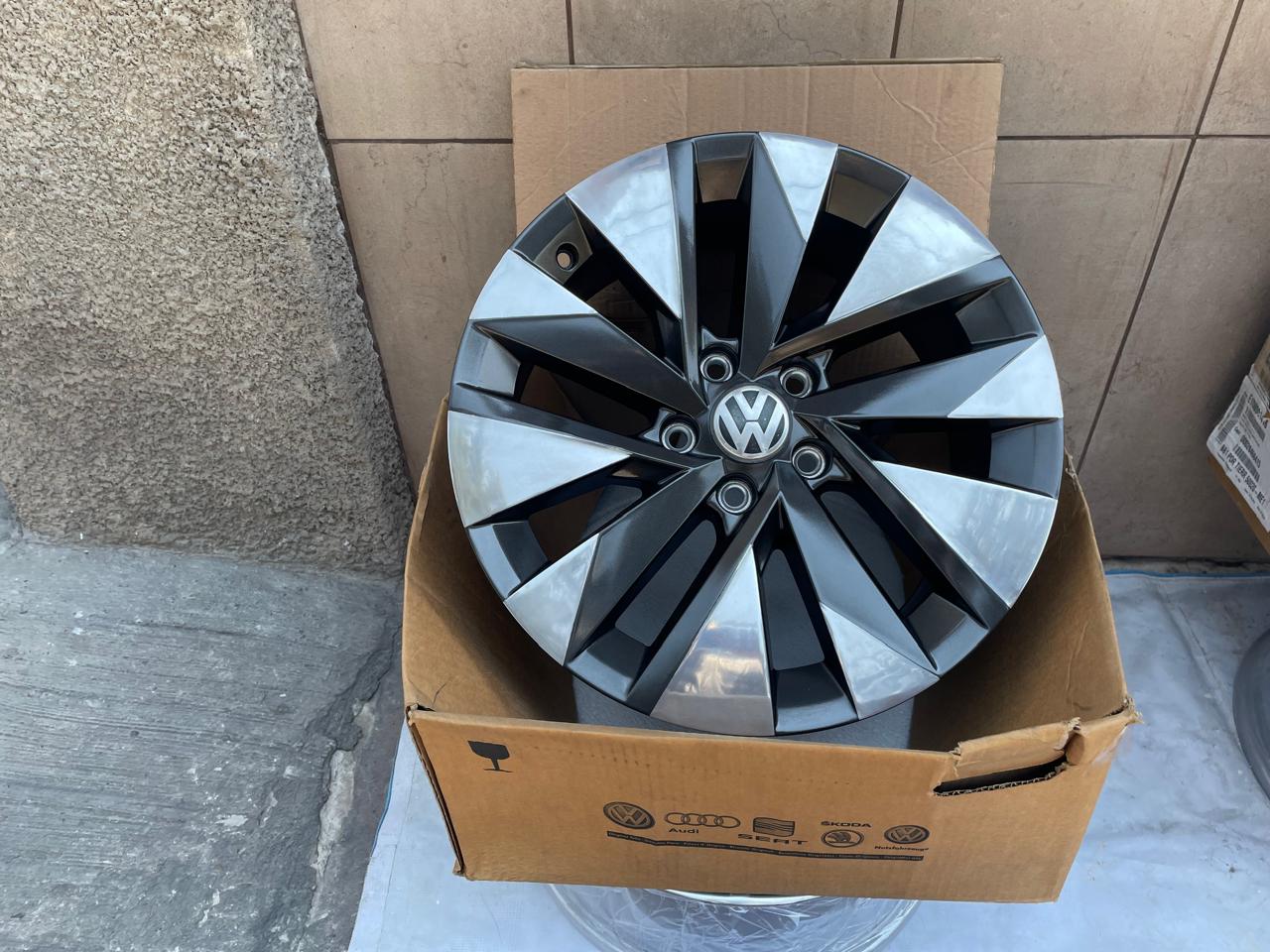 Rines 17" Volkswagen Taos Tiguan Golf Jetta MK7 MK6 New Beetle Passat Bora Originales 5x112 Nuevos