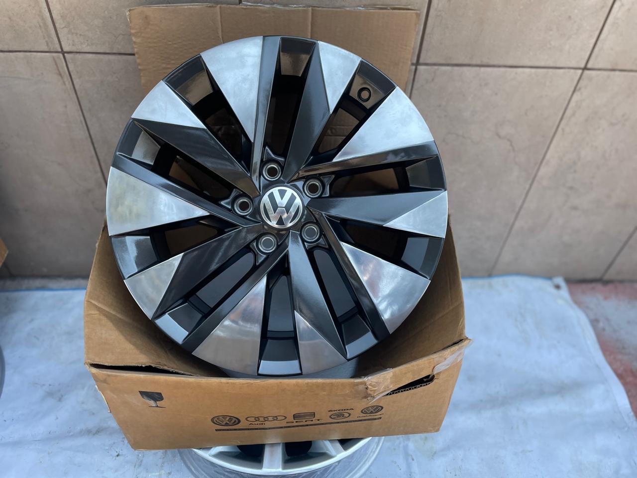 Rines 17" Volkswagen Taos Tiguan Golf Jetta MK7 MK6 New Beetle Passat Bora Originales 5x112 Nuevos