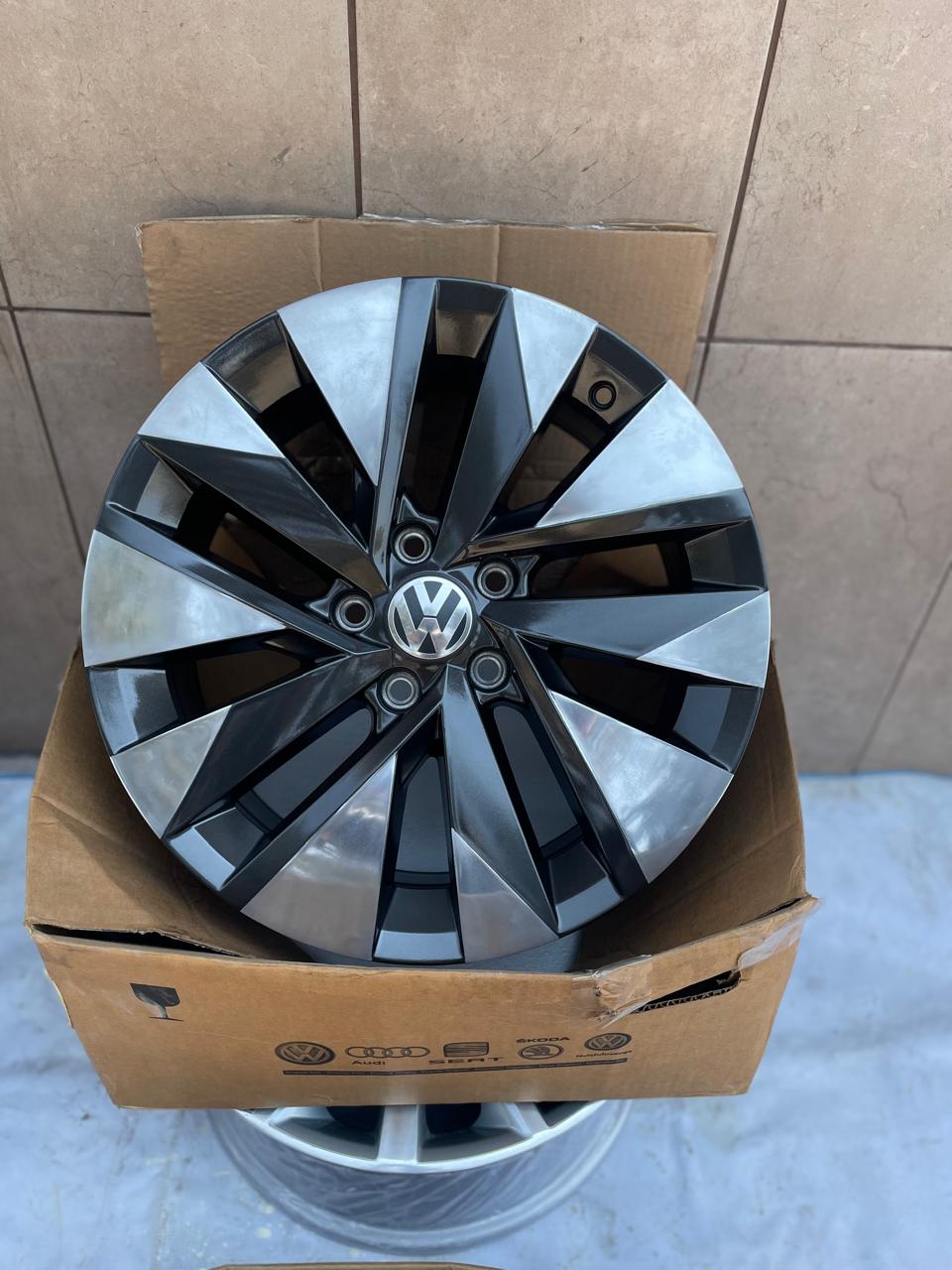 Rines 17" Volkswagen Taos Tiguan Golf Jetta MK7 MK6 New Beetle Passat Bora Originales 5x112 Nuevos