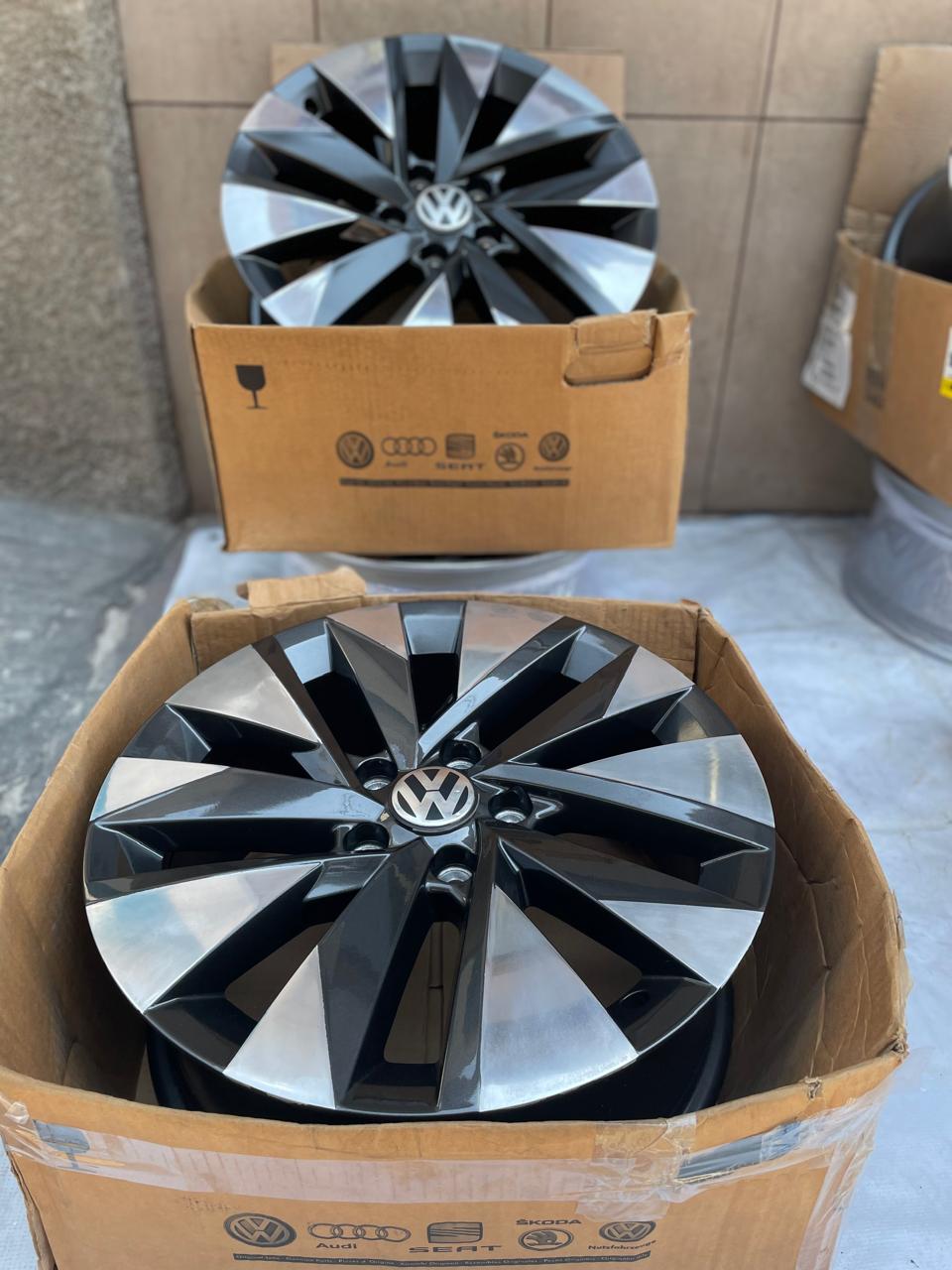 Rines 17" Volkswagen Taos Tiguan Golf Jetta MK7 MK6 New Beetle Passat Bora Originales 5x112 Nuevos