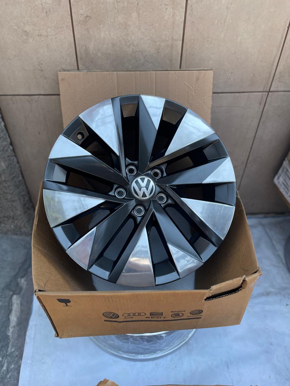 Rines 17" Volkswagen Taos Tiguan Golf Jetta MK7 MK6 New Beetle Passat Bora Originales 5x112 Nuevos