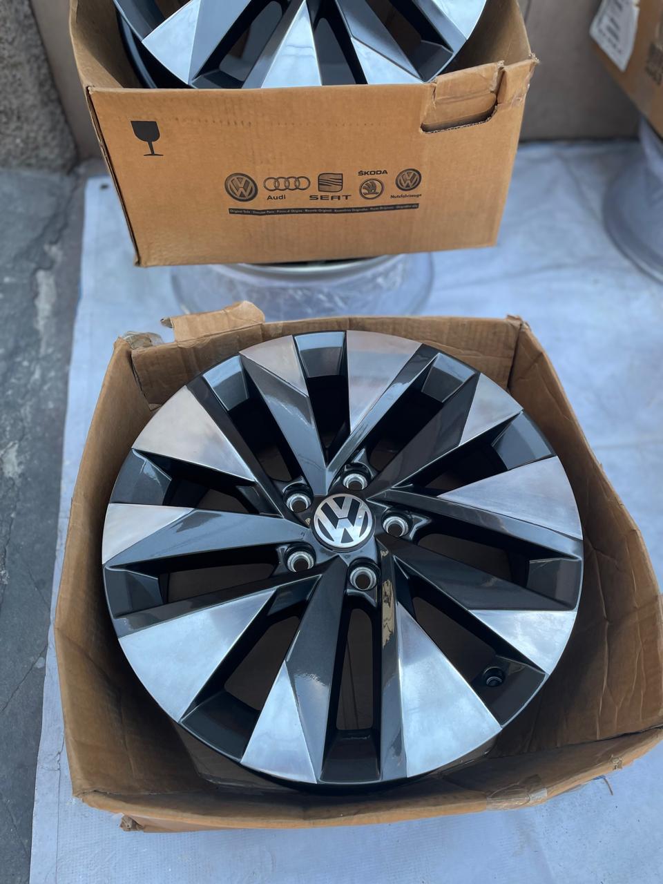 Rines 17" Volkswagen Taos Tiguan Golf Jetta MK7 MK6 New Beetle Passat Bora Originales 5x112 Nuevos
