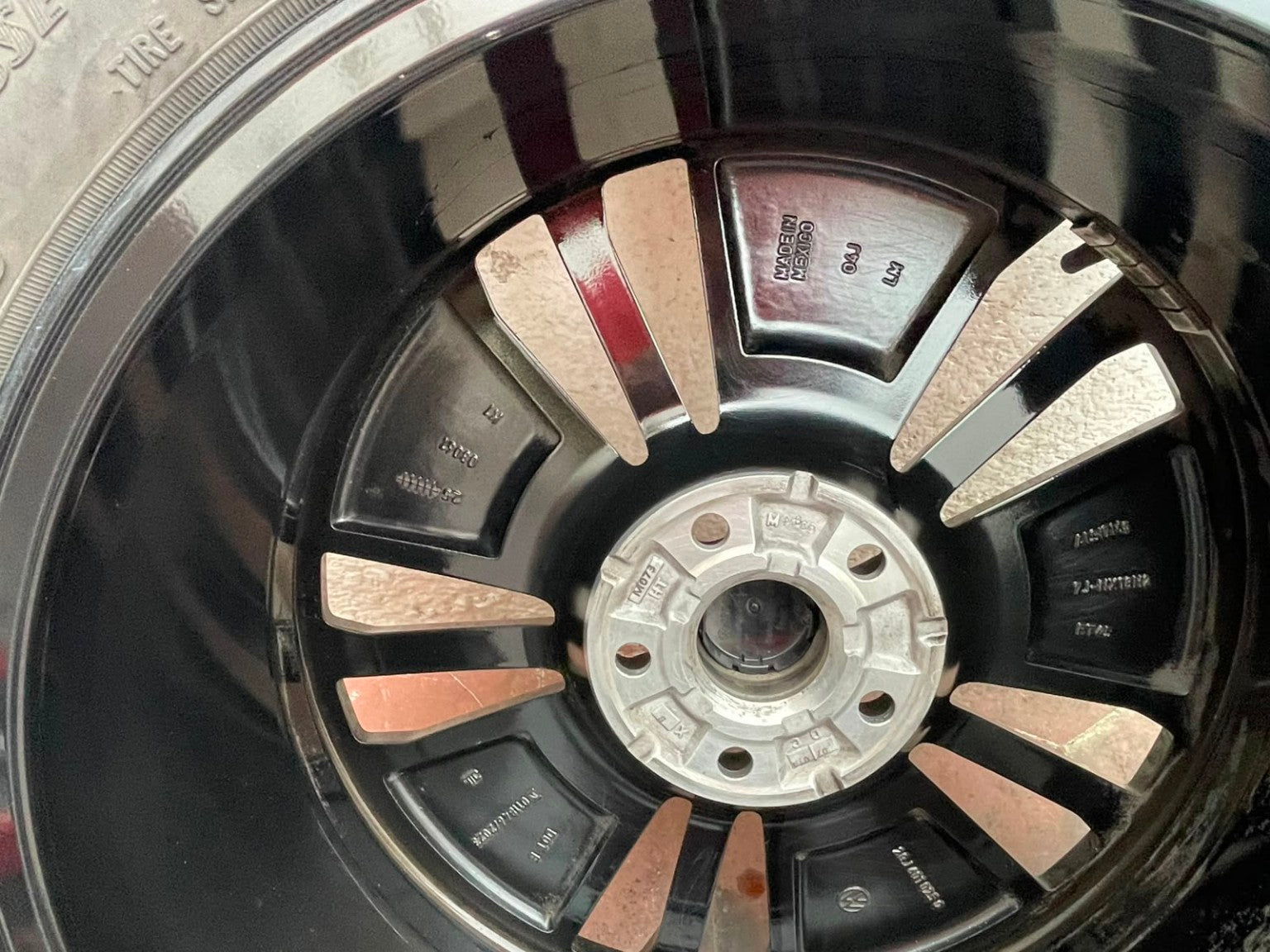Rin Original Volkswagen 18" 5x112 para Taos, Tiguan, Golf, Jetta MK6 y MK7 | Seminuevo