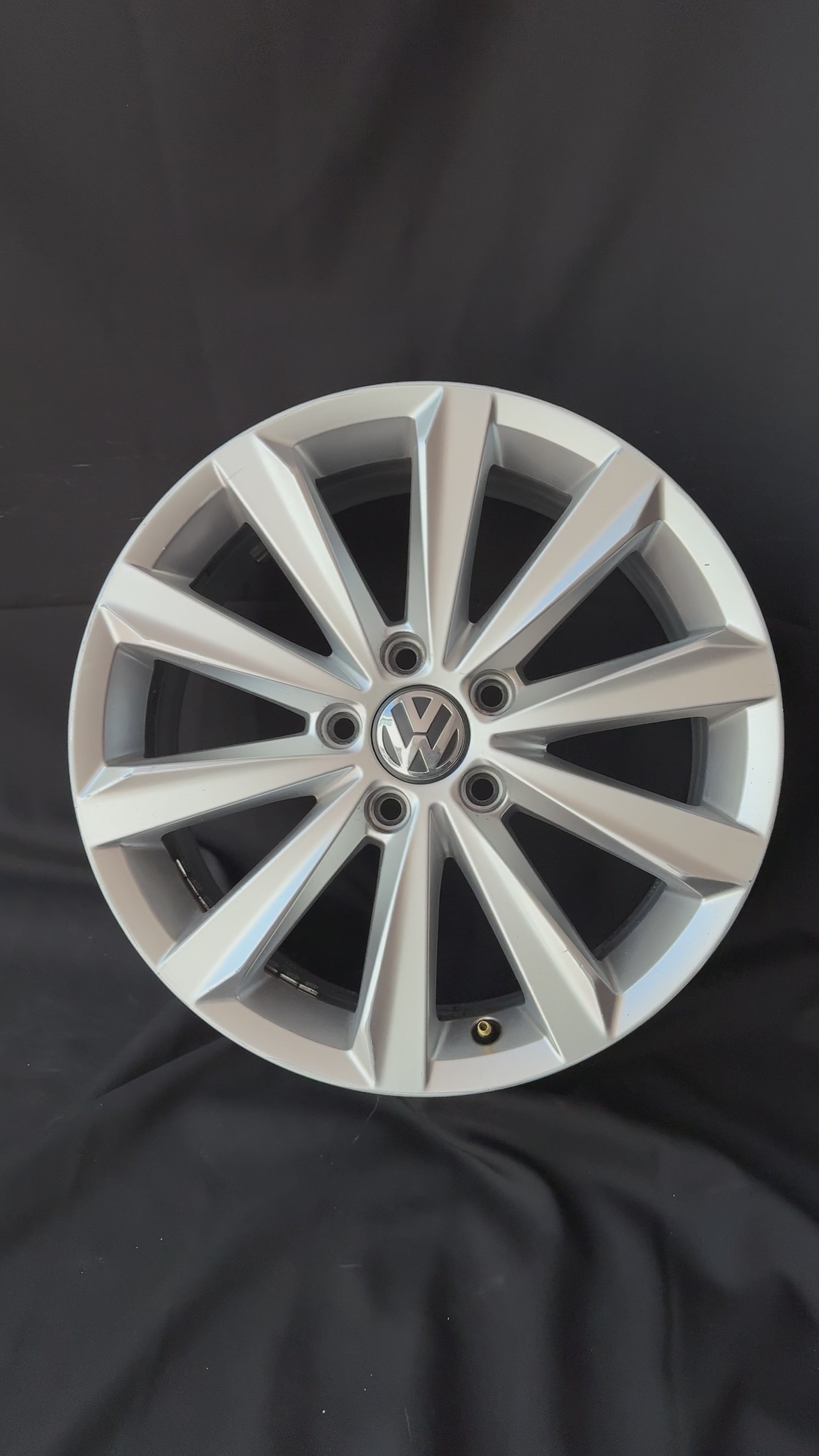 1 Rin 17” Volkswagen Tiguan Taos Golf Jetta MK6 MK7 Passat New Beetle Original Seminuevo 5x112