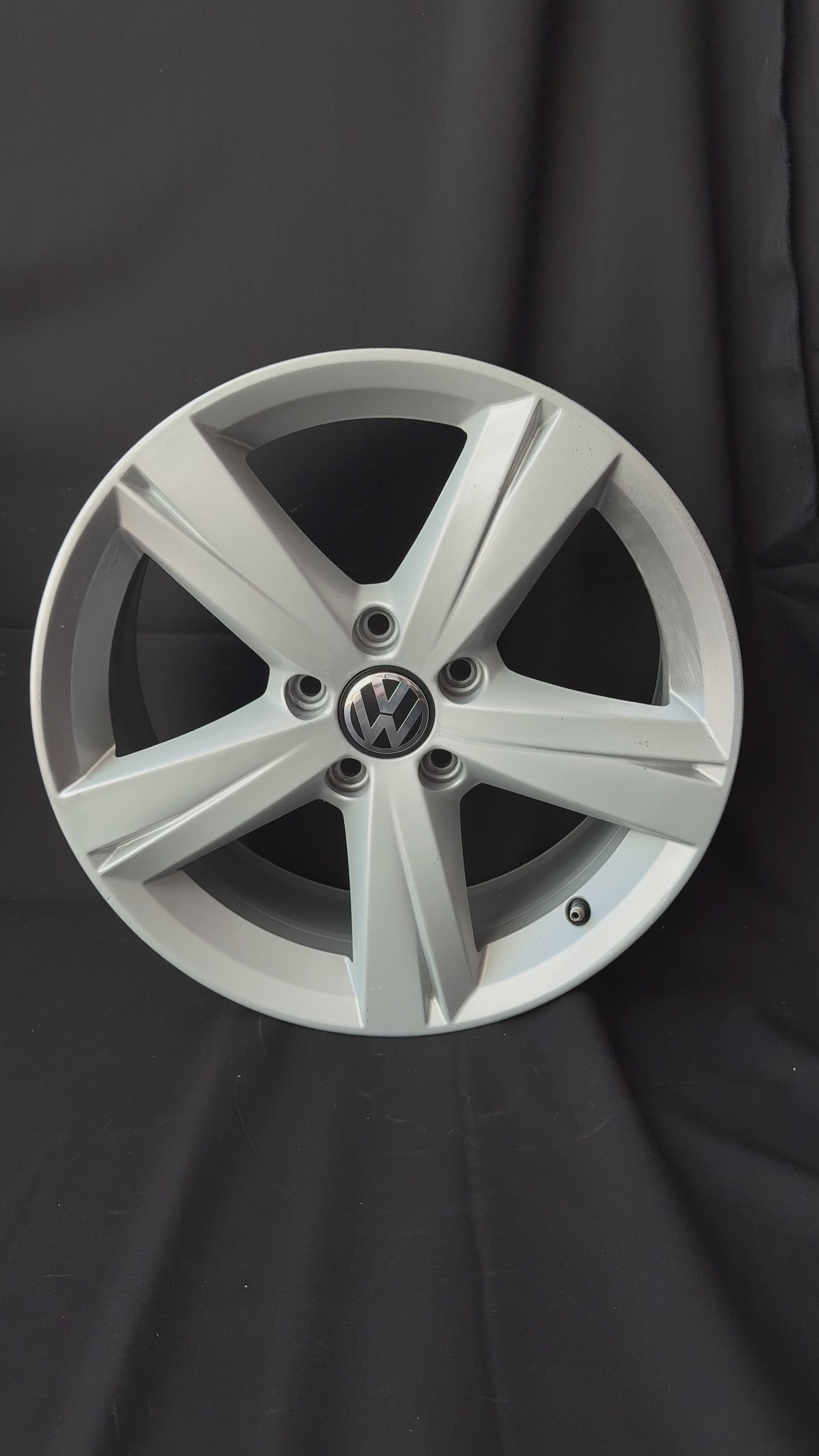 1 Rin 17” Volkswagen Golf Jetta Original Seminuevo 5x112
