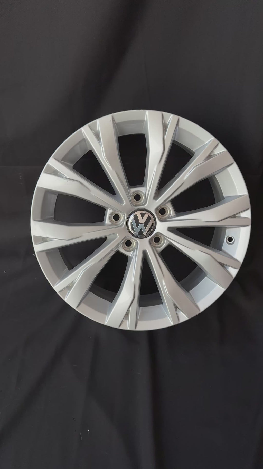 1 Rin 17” Volkswagen Tiguan Taos Golf Jetta MK6 MK7 Original Nuevo 5x112
