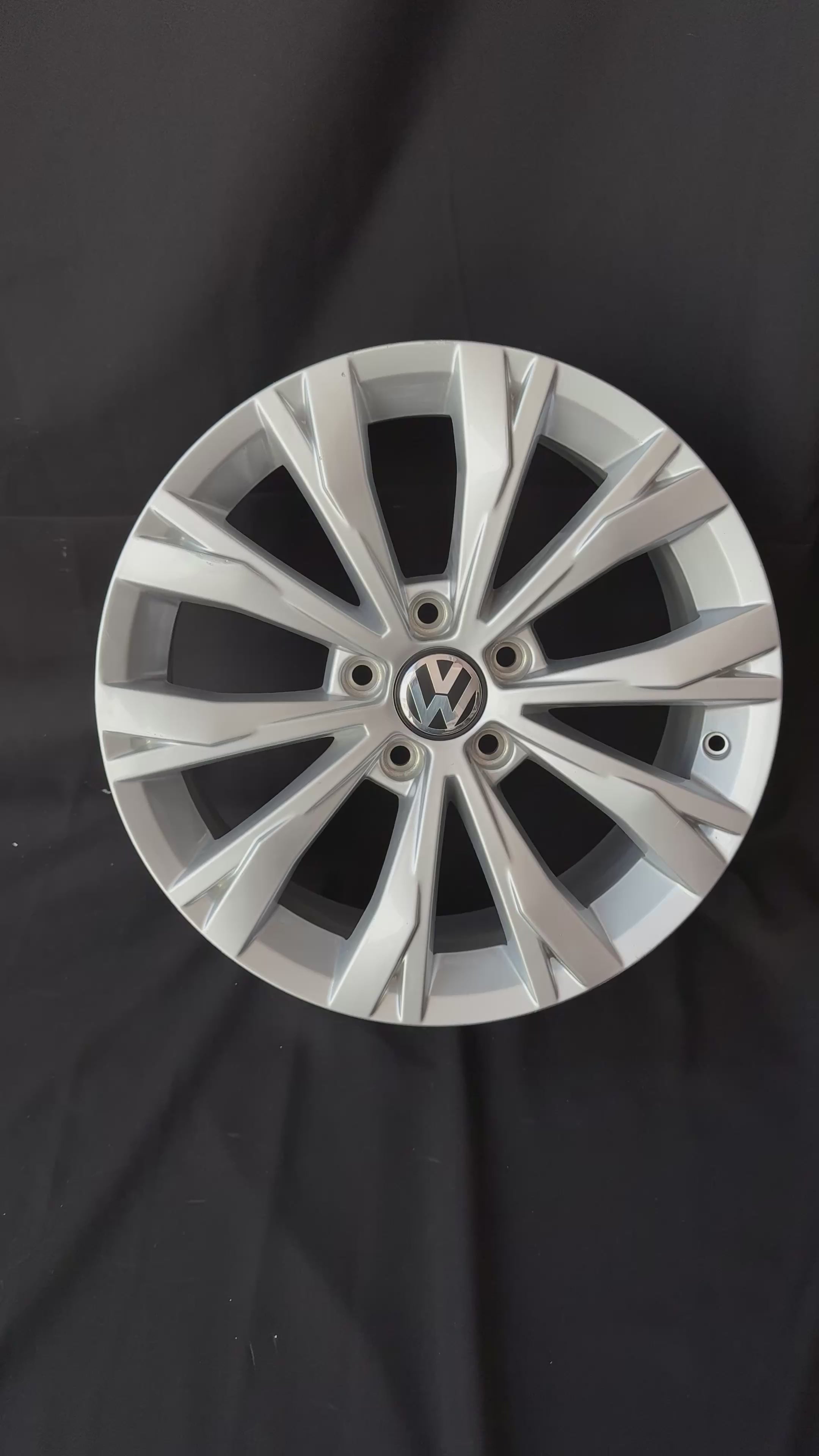 1 Rin 17” Volkswagen Tiguan Taos Golf Jetta MK6 MK7 Original Nuevo 5x112