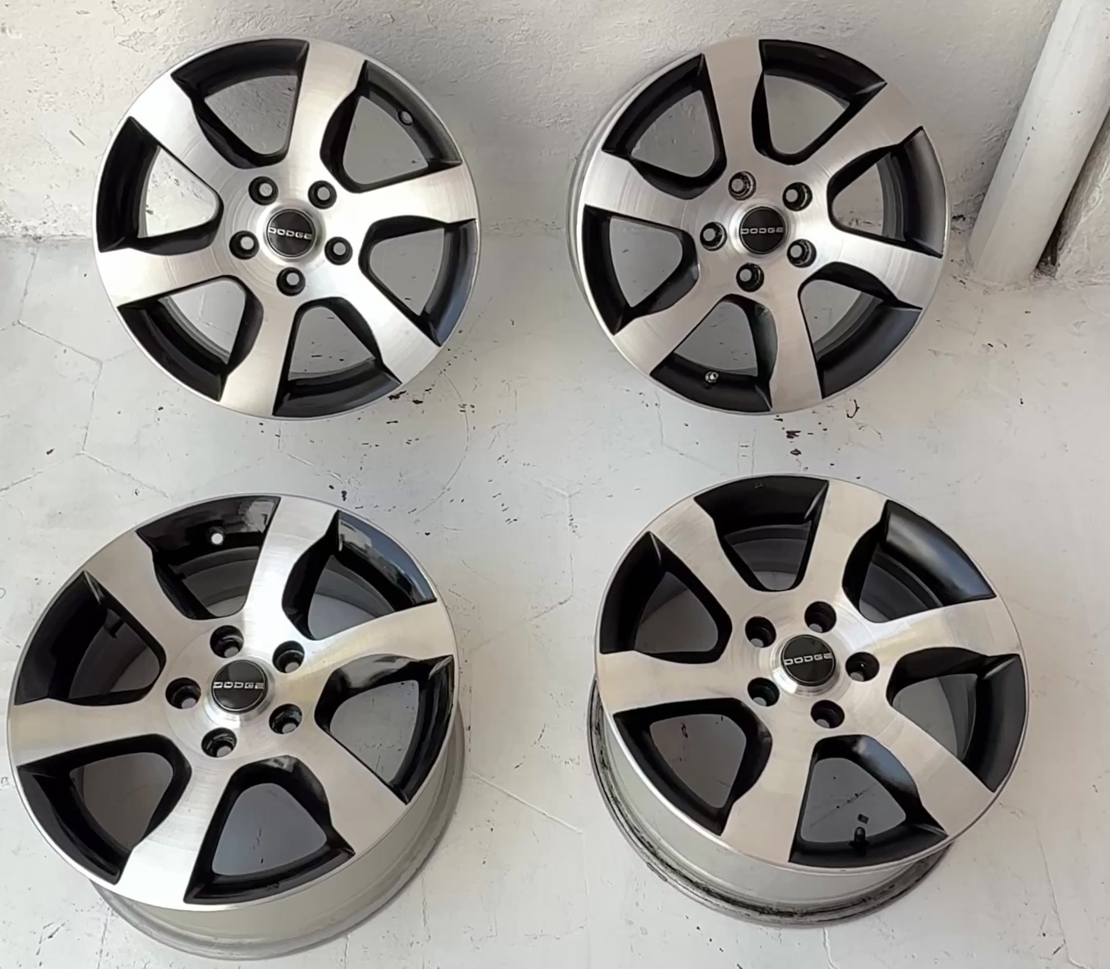 4 Rines 16” Dodge Caravan, Voyager, Avenger, Caliber, Jeep Liberty, Patriot y Nitro – 5×114