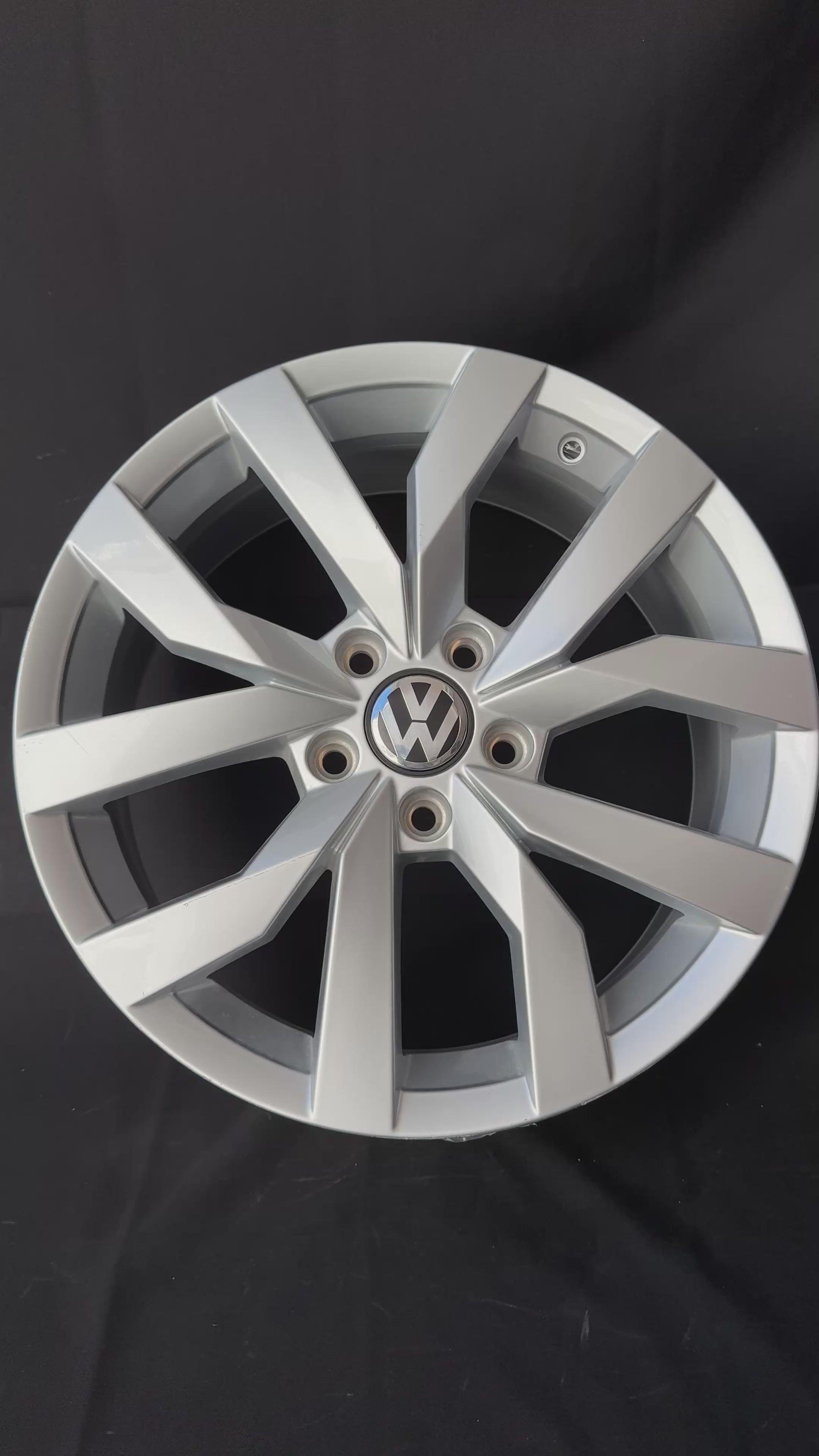 1 Rin 17” Volkswagen Golf TSI Jetta A6 A7 Original Seminuevo