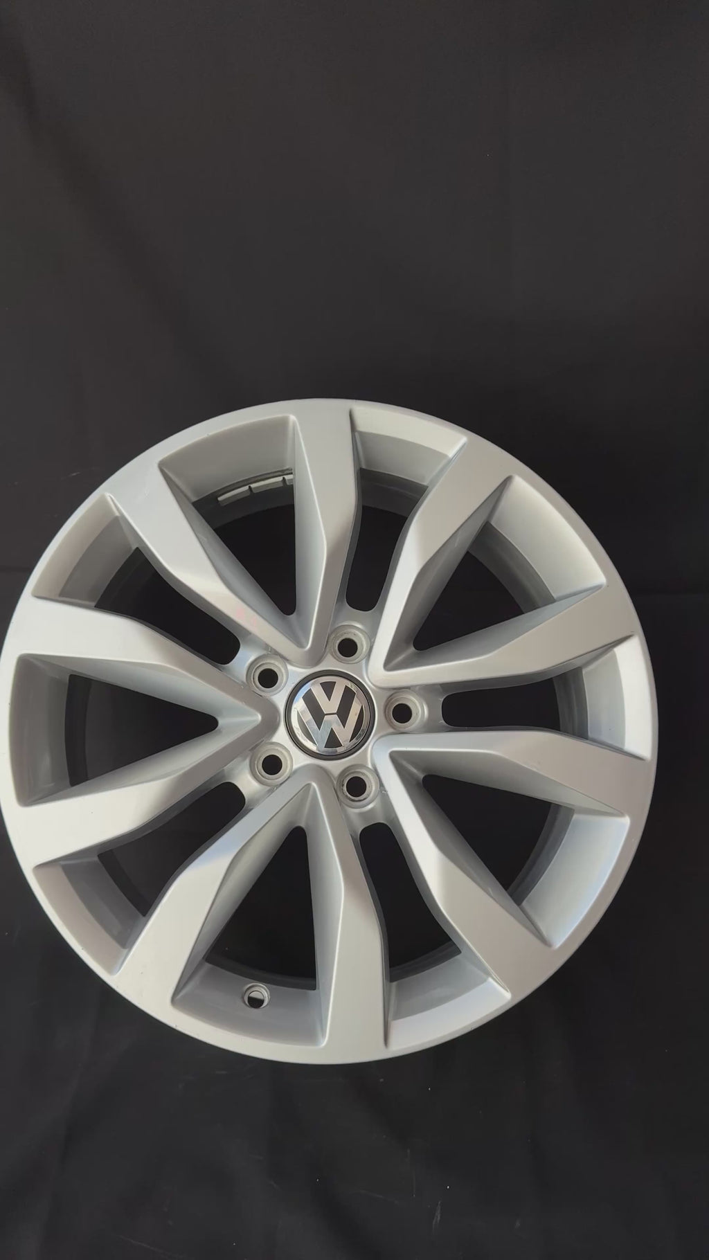 1 Rin 17” Volkswagen Original Nuevo Tiguan Taos Golf Jetta MK6 MK7 Passat New Beetle