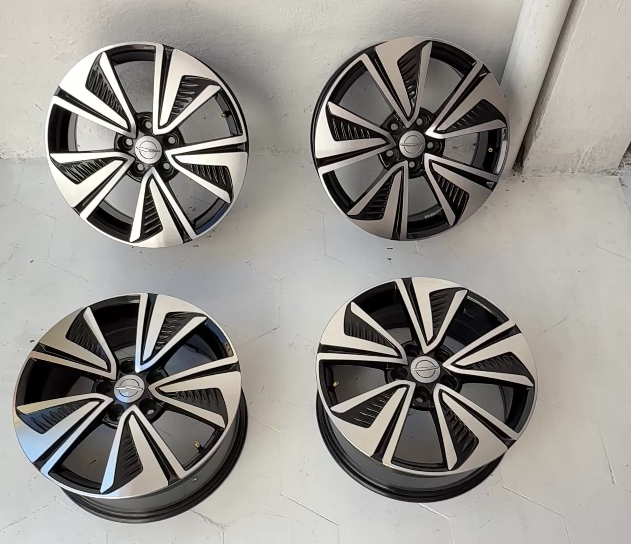 4 Rines 17” Jeep Liberty Compass Patriot Nitro Voyager Caravan Avenger Nuevos Originales