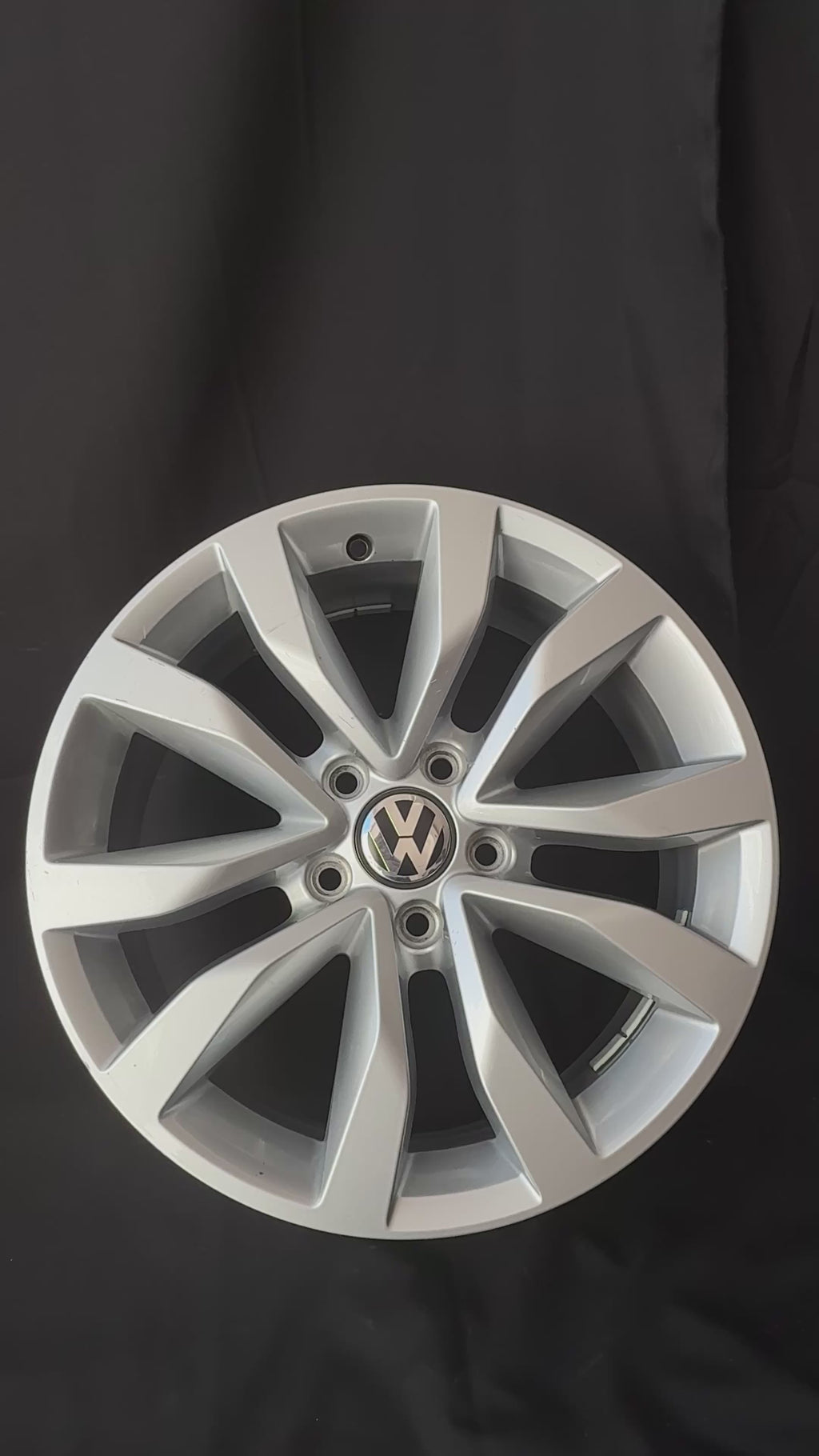 1 Rin 17” Volkswagen Original Seminuevo Tiguan Taos Golf Jetta MK6 MK7 Passat New Beetle
