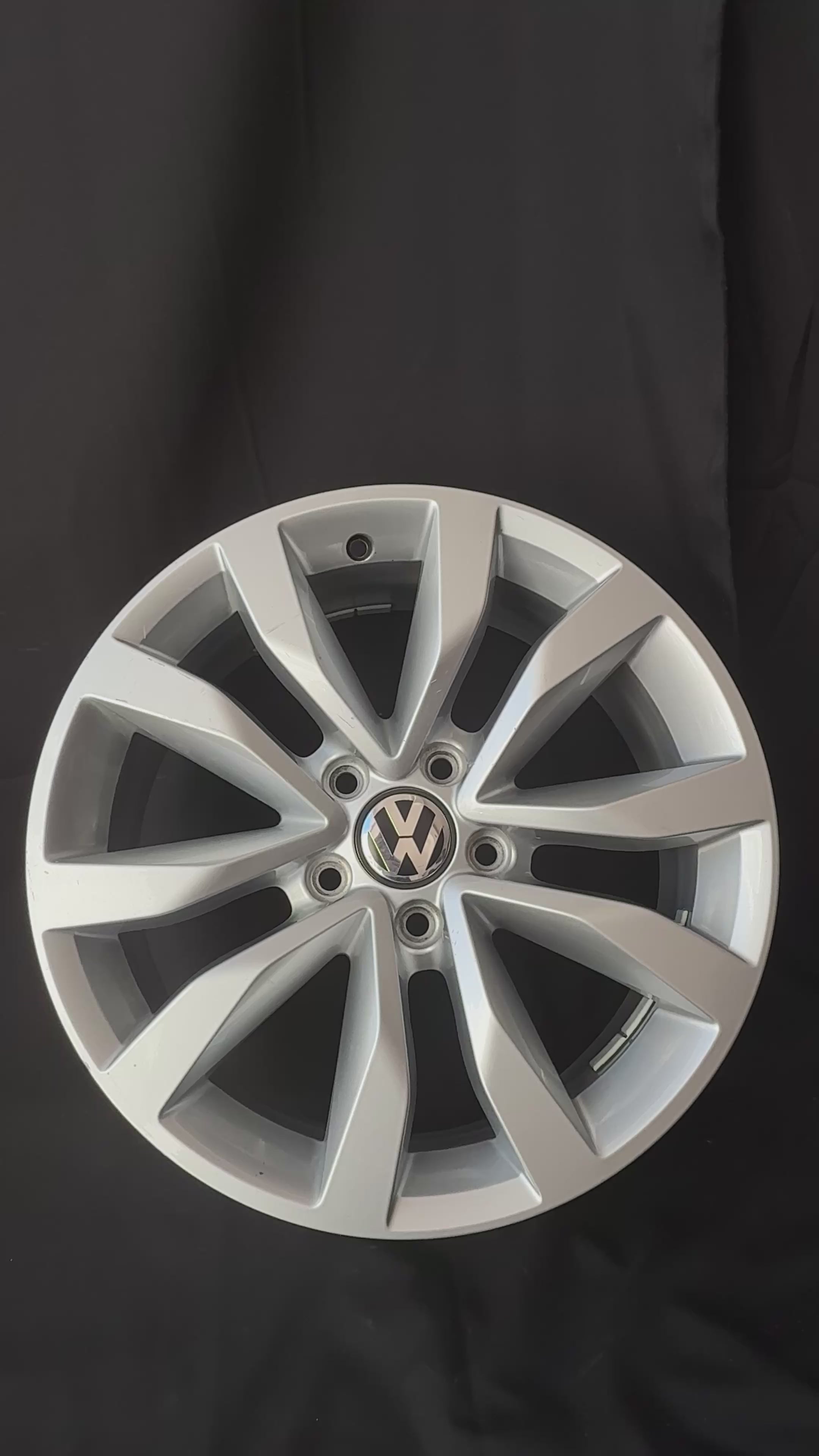 1 Rin 17” Volkswagen Original Seminuevo Tiguan Taos Golf Jetta MK6 MK7 Passat New Beetle