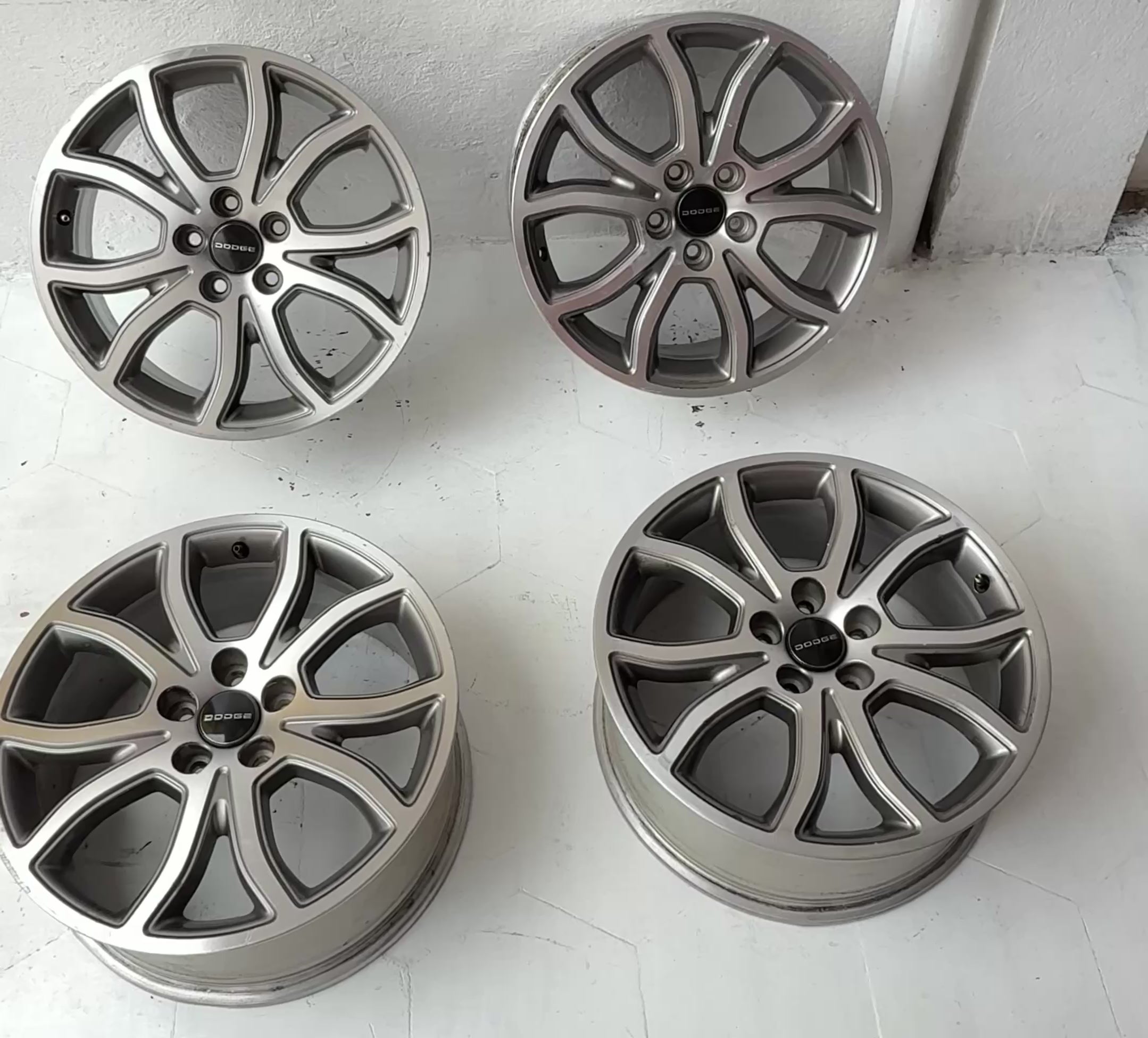 4 Rines 18” Dodge Charger, Avenger, 300C, Nitro, Jeep Liberty, Compass y Patriot – 5×114