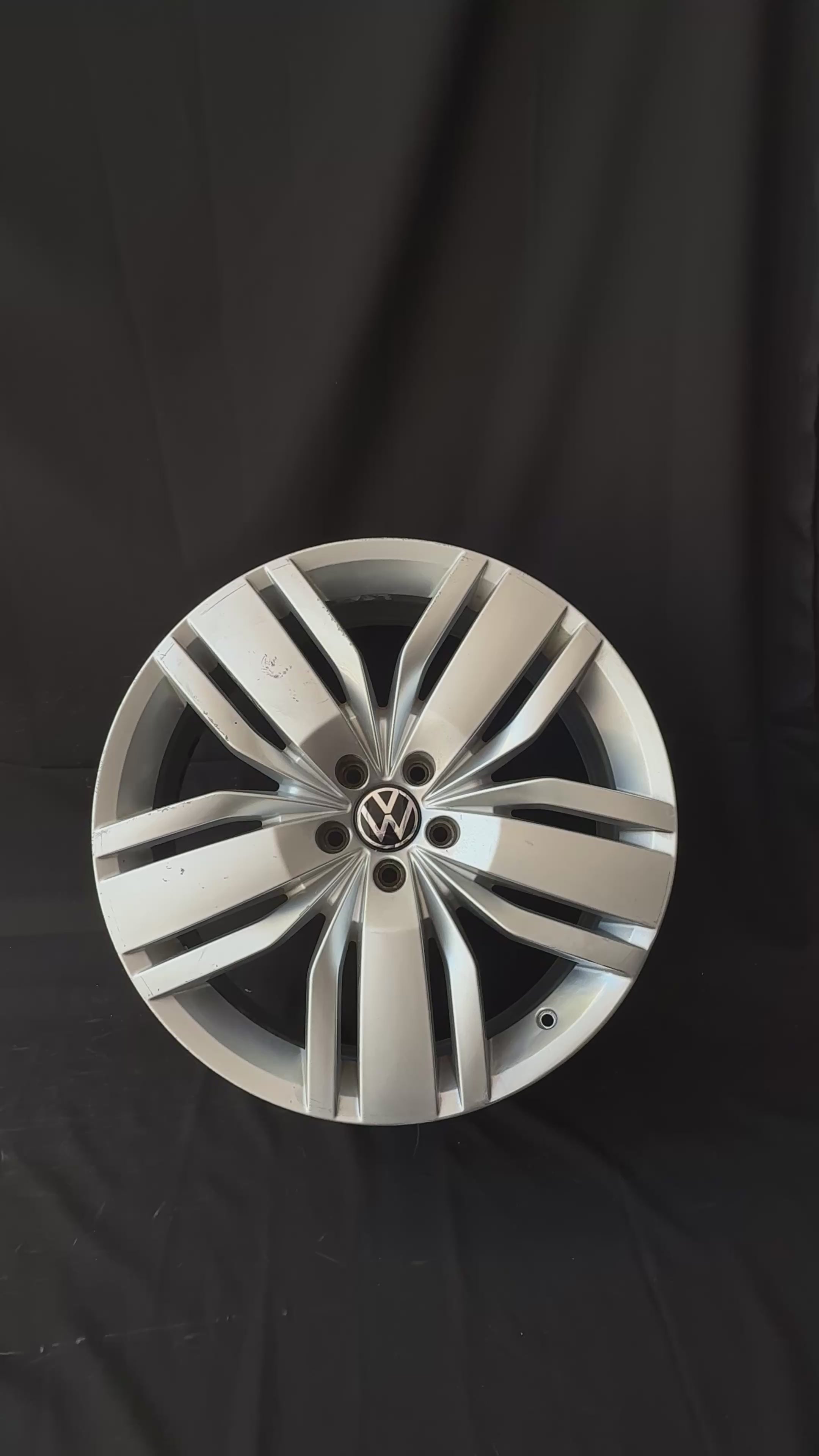 1 Rin 20” Volkswagen Teramont Atlas Original Seminuevo 5x112
