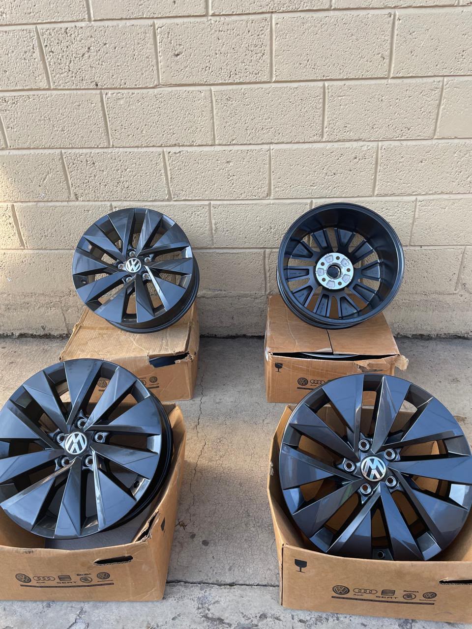 Rines Volkswagen Taos Tiguan Golf Jetta MK7 New Beetle 17" Originales Nuevos | Juego de 4