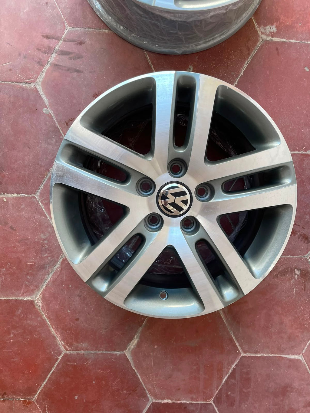 1 Rin 16" Volkswagen Golf Jetta MK6 MK7 Original 5x112 Seminuevo