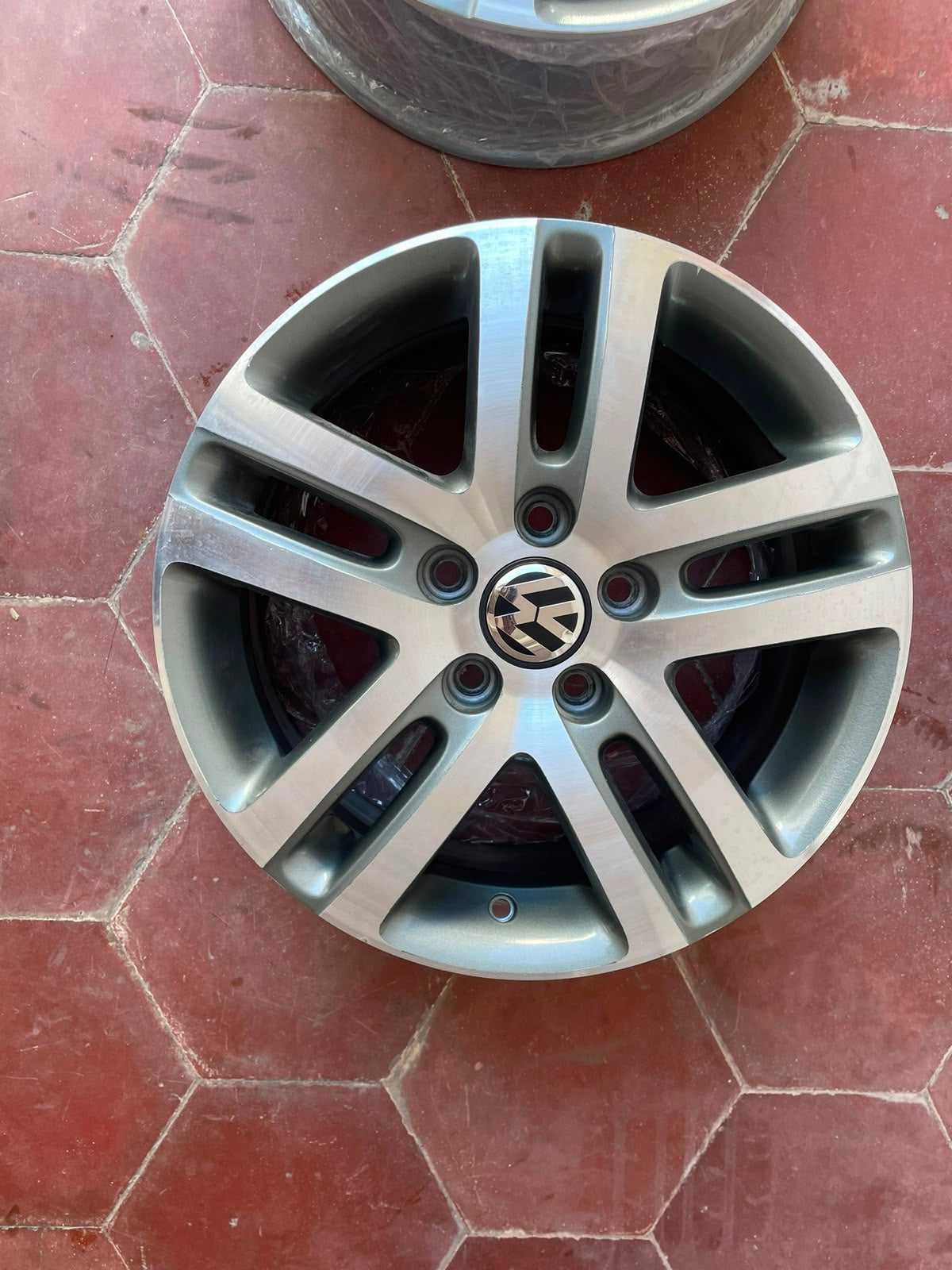 1 Rin 16" Volkswagen Golf Jetta MK6 MK7 Original 5x112 Seminuevo