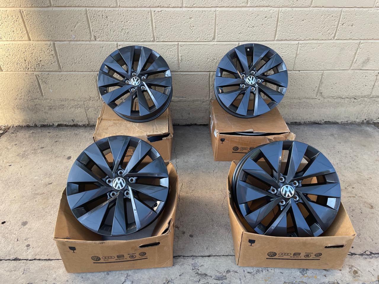 Rines Volkswagen Taos Tiguan Golf Jetta MK7 New Beetle 17" Originales Nuevos | Juego de 4
