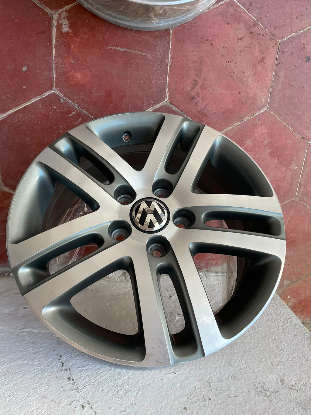 1 Rin 16" Volkswagen Golf Jetta MK6 MK7 Original 5x112 Seminuevo