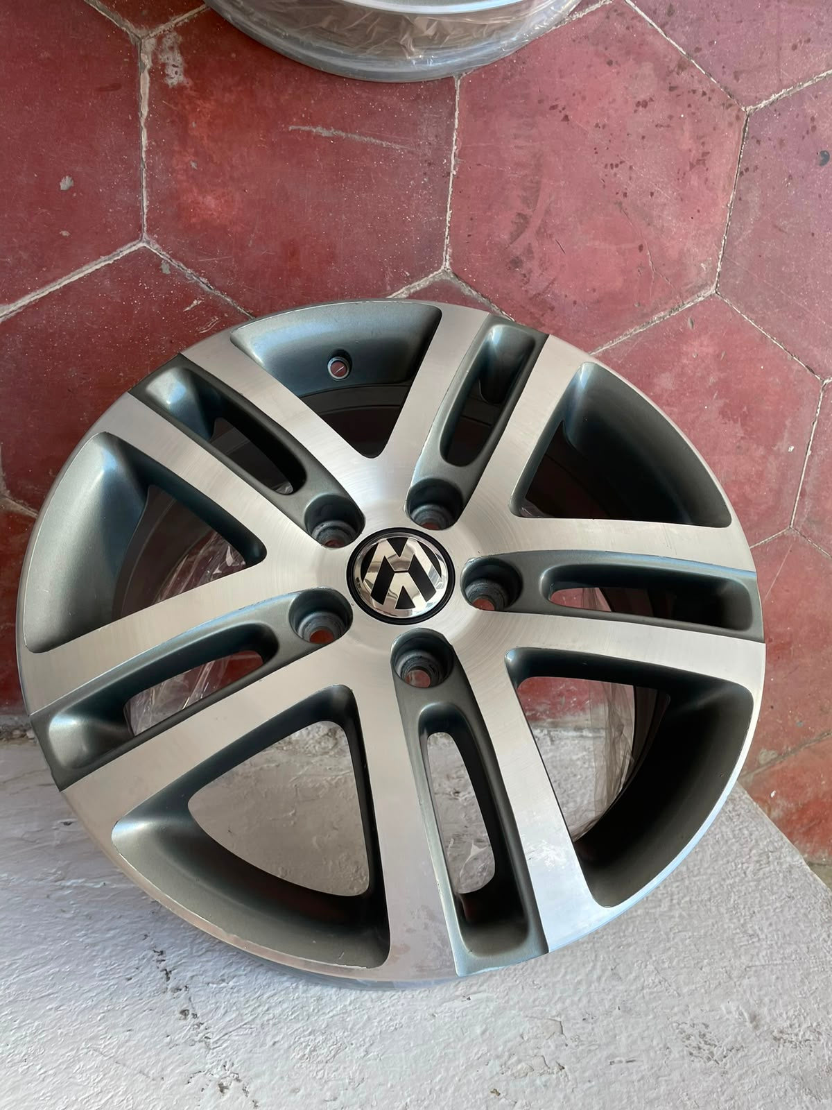 1 Rin 16" Volkswagen Golf Jetta MK6 MK7 Original 5x112 Seminuevo