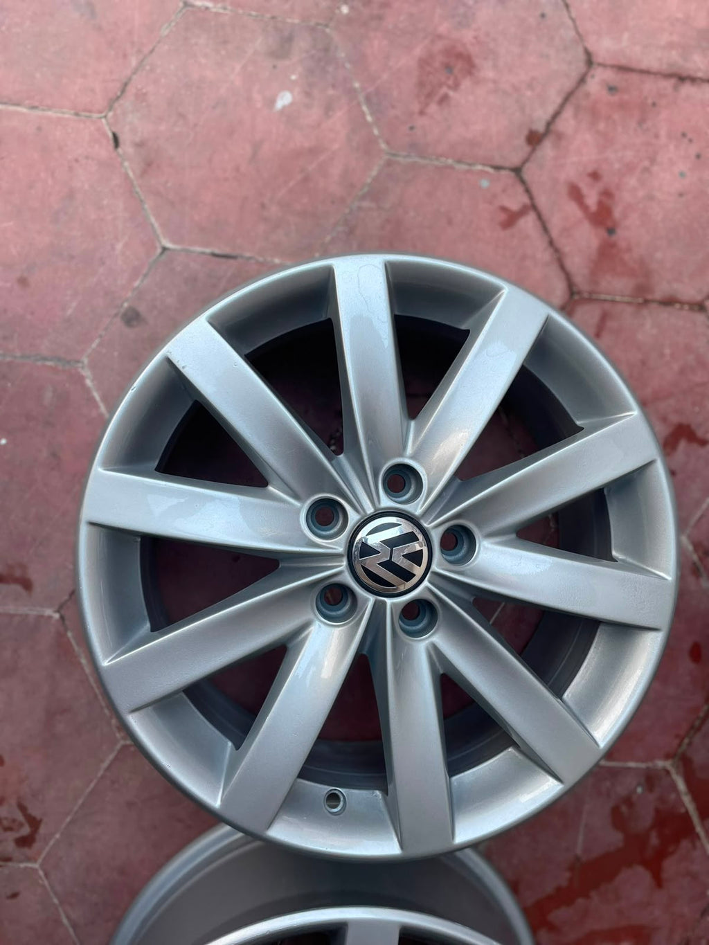 1 Rin 17" Volkswagen Jetta MK7 MK6 Taos Tiguan New Beetle Original 5x112 Nuevo