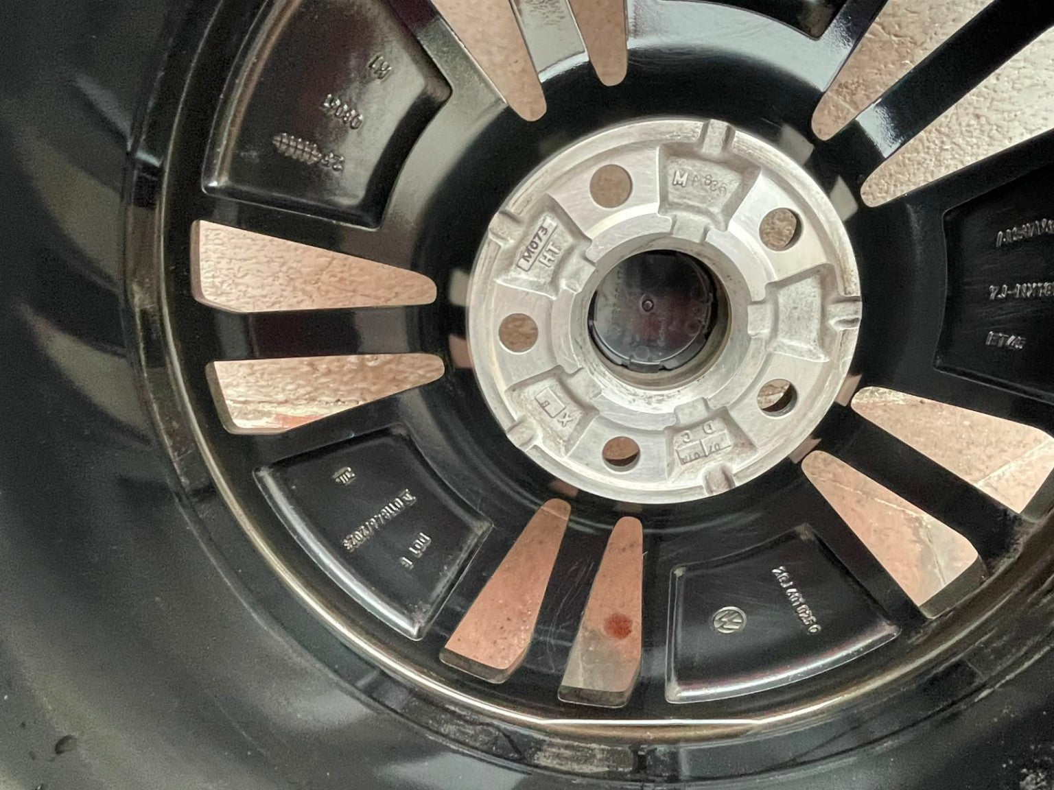 Juego de 4 Rines Originales Volkswagen 18" 5x112 para Taos, Tiguan, Golf, Jetta MK6 y MK7 | Seminuevos