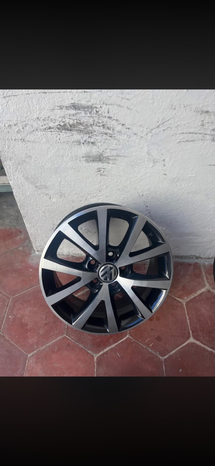 1 Rin 16" Volkswagen Jetta MK6 MK7 Golf New Beetle Passat Original 5x112 Seminuevo
