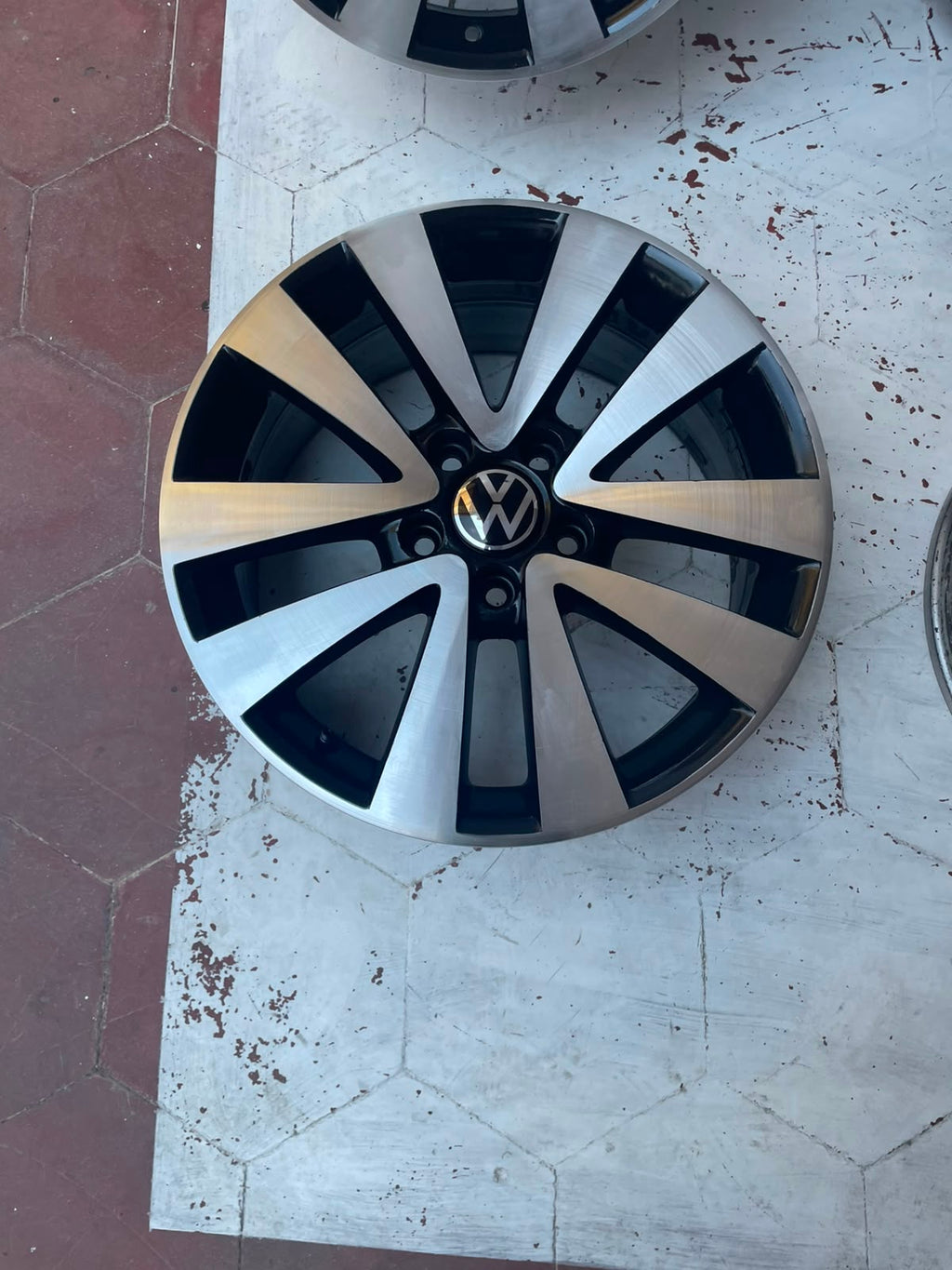1 Rin 17" Volkswagen Taos Jetta Golf MK7 Bora Passat Original 5x112 Seminuevo