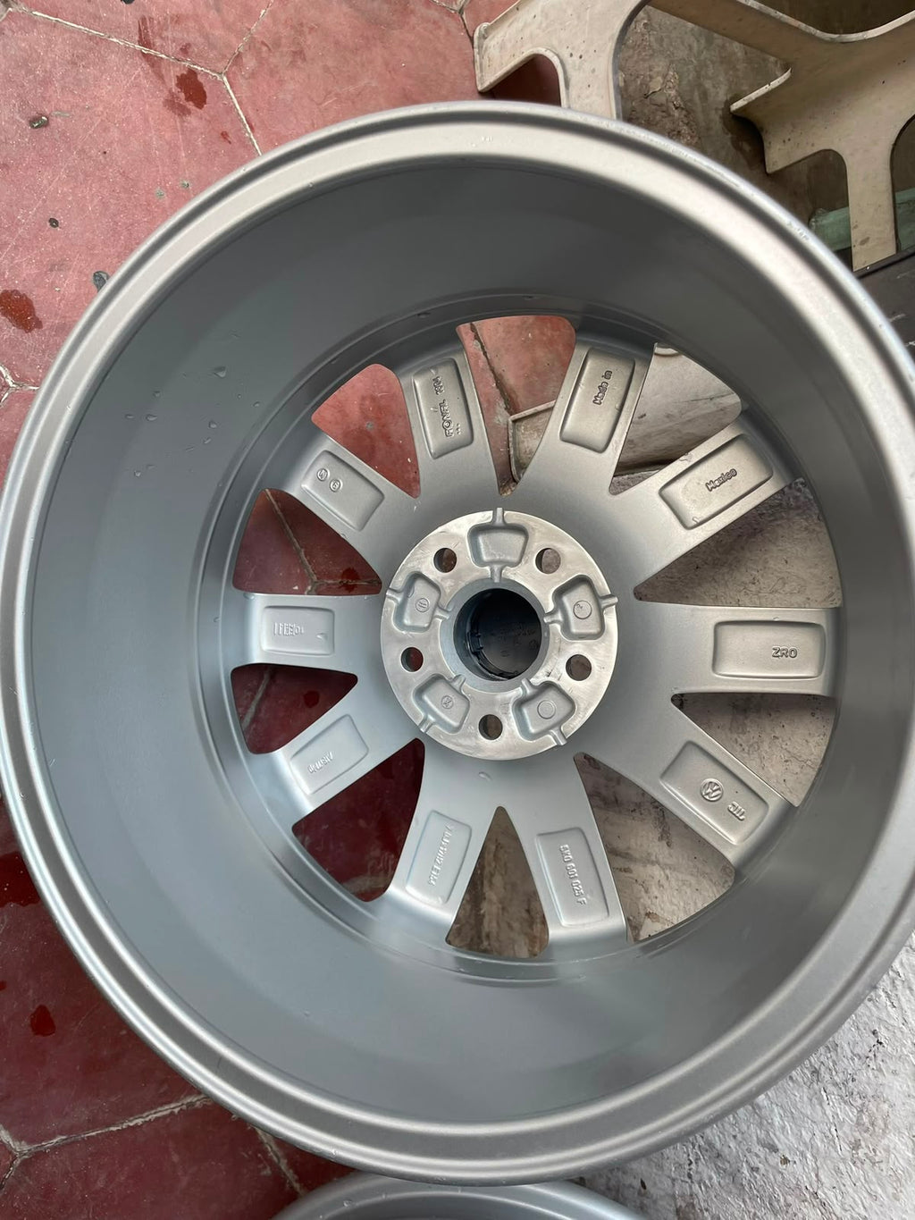 1 Rin 17" Volkswagen Jetta MK7 MK6 Taos Tiguan New Beetle Original 5x112 Nuevo