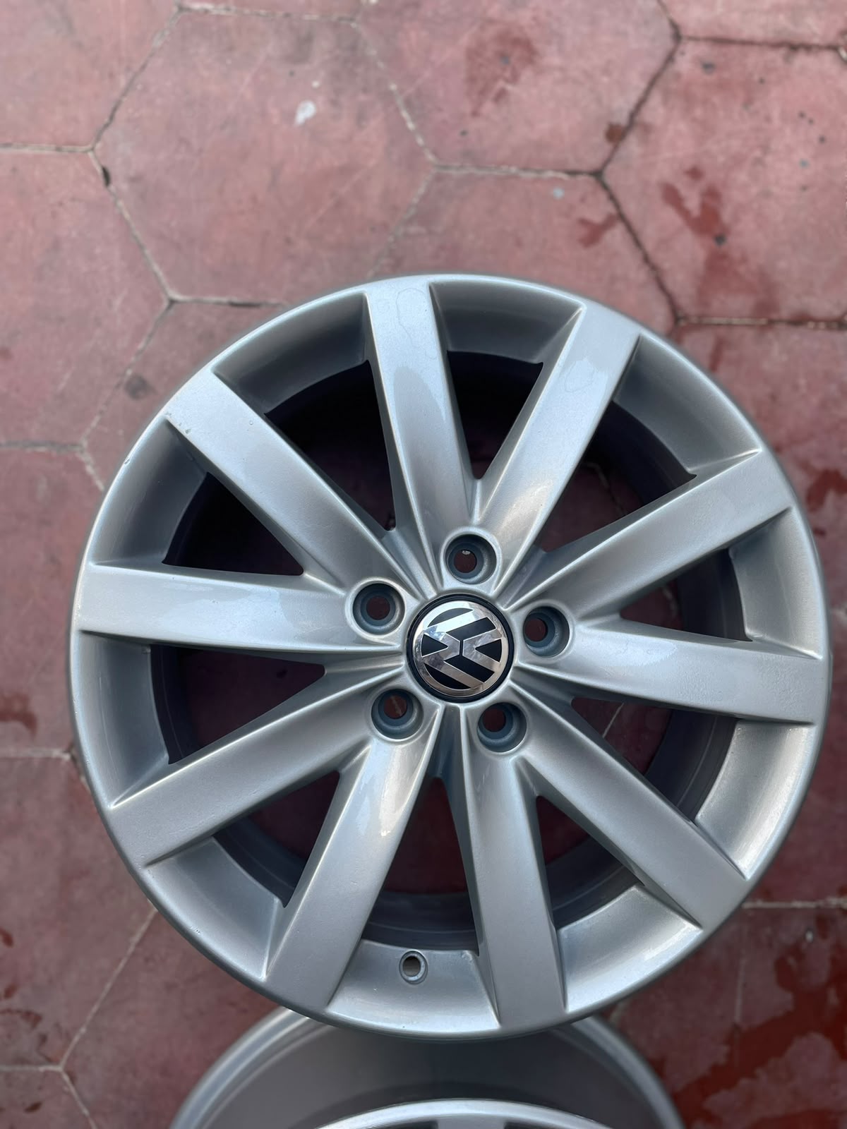 1 Rin 17" Volkswagen Jetta MK7 MK6 Taos Tiguan New Beetle Original 5x112 Nuevo