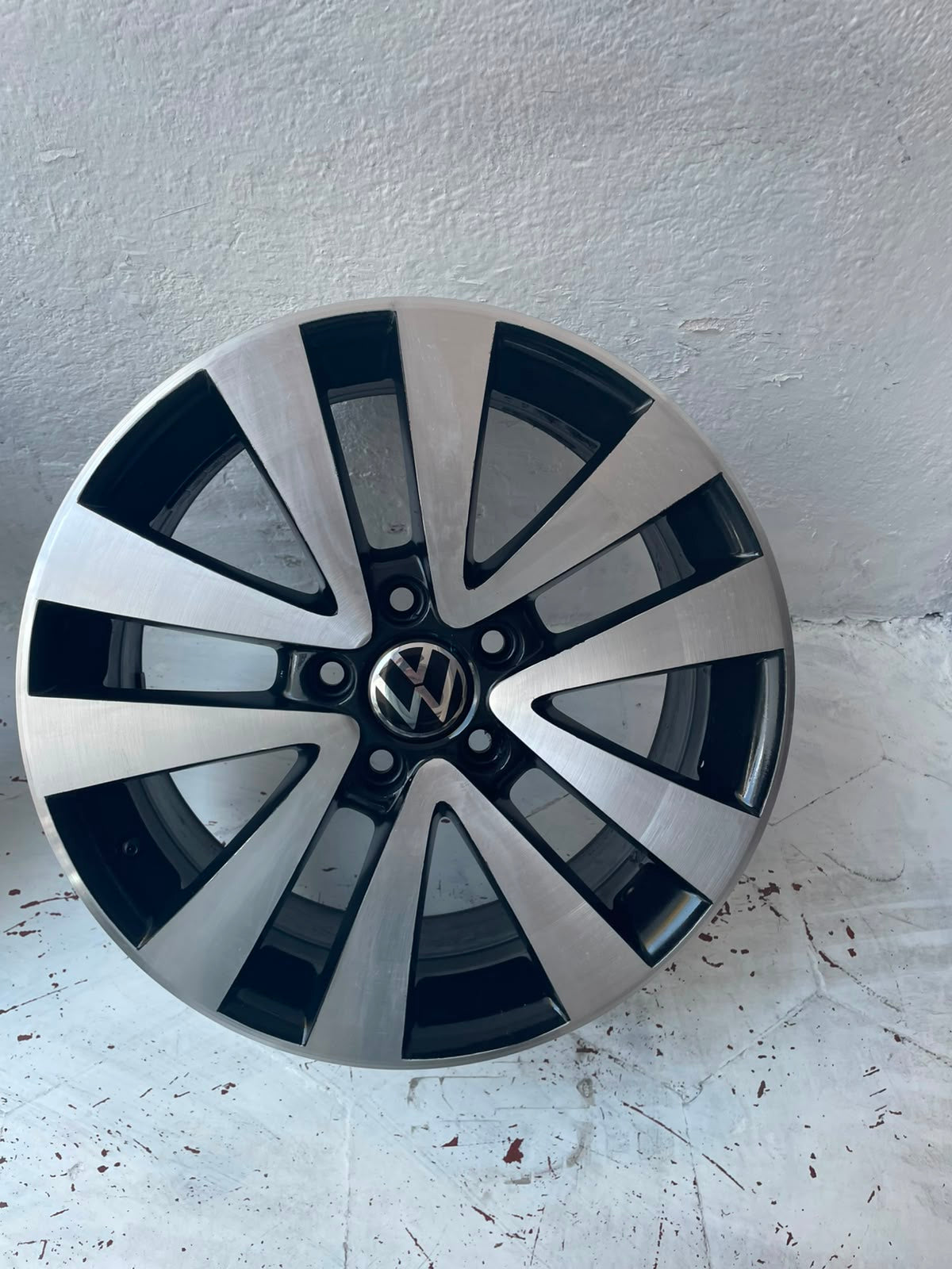 1 Rin 17" Volkswagen Taos Jetta Golf MK7 Bora Passat Original 5x112 Seminuevo