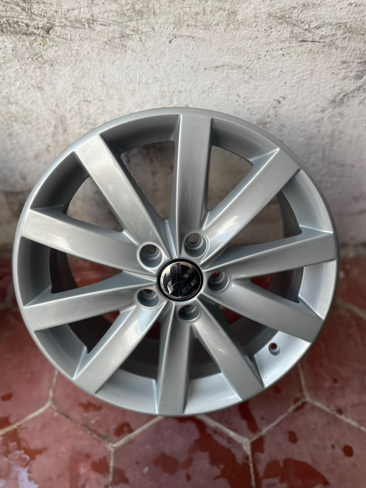 1 Rin 17" Volkswagen Jetta MK7 MK6 Taos Tiguan New Beetle Original 5x112 Nuevo