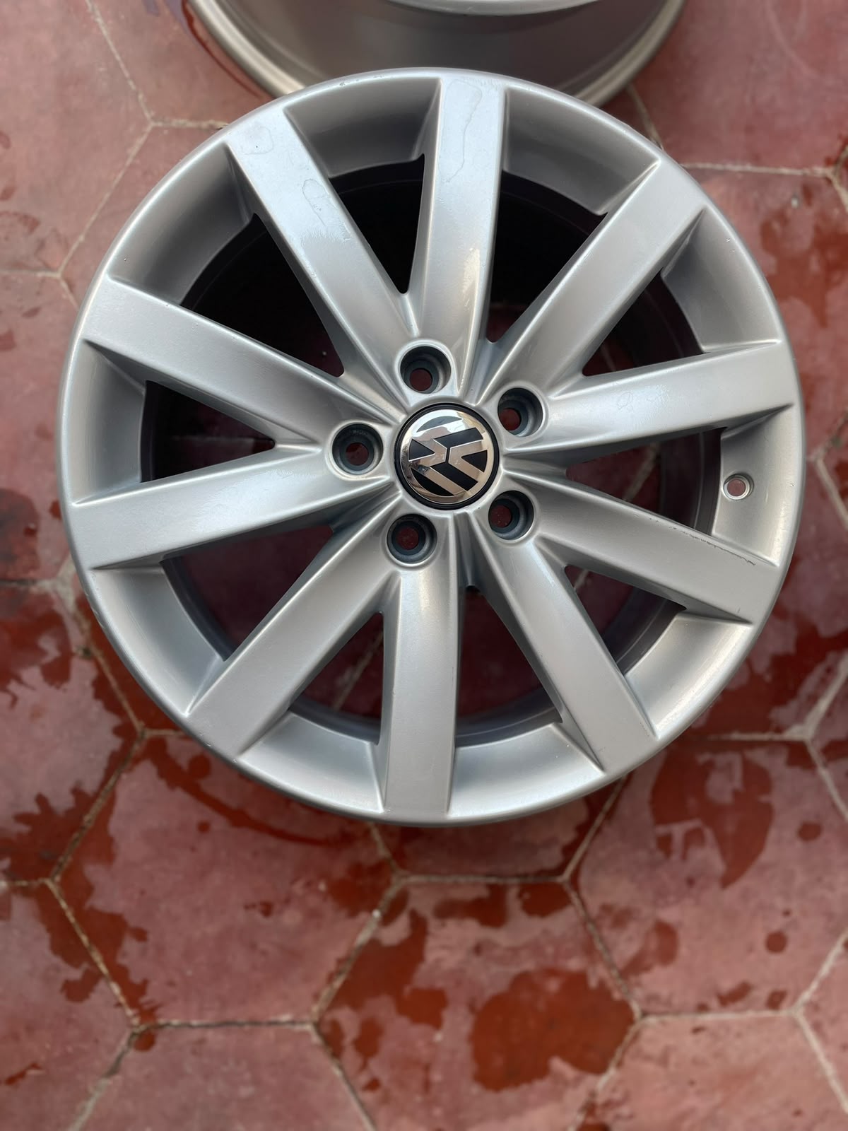 1 Rin 17" Volkswagen Jetta MK7 MK6 Taos Tiguan New Beetle Original 5x112 Nuevo