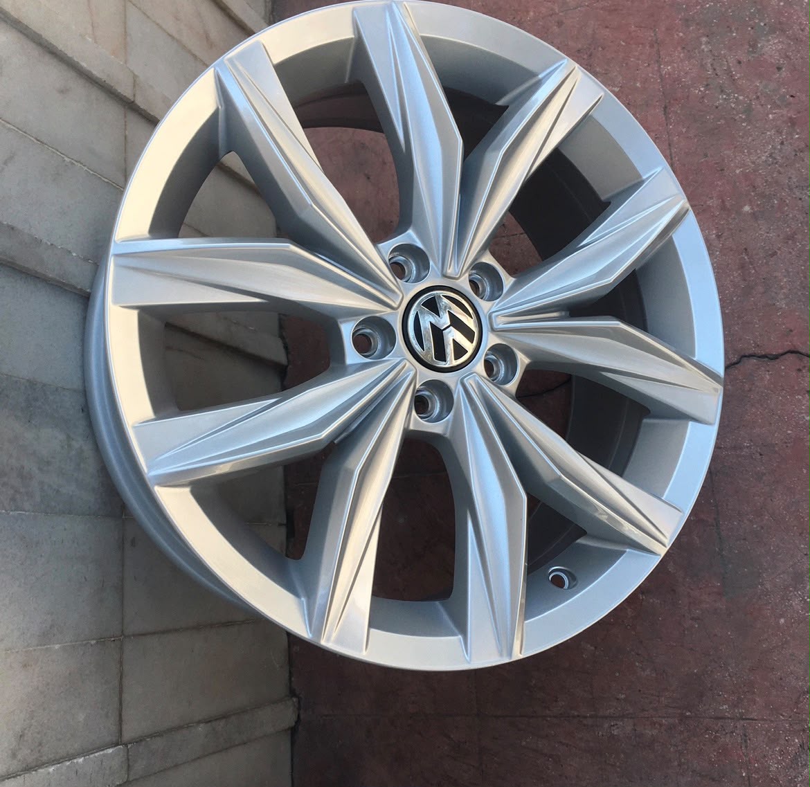 1 Rin Volkswagen Taos / Tiguan / Jetta MK6 / MK7 / Passat 18" Original Nuevo | 5x112