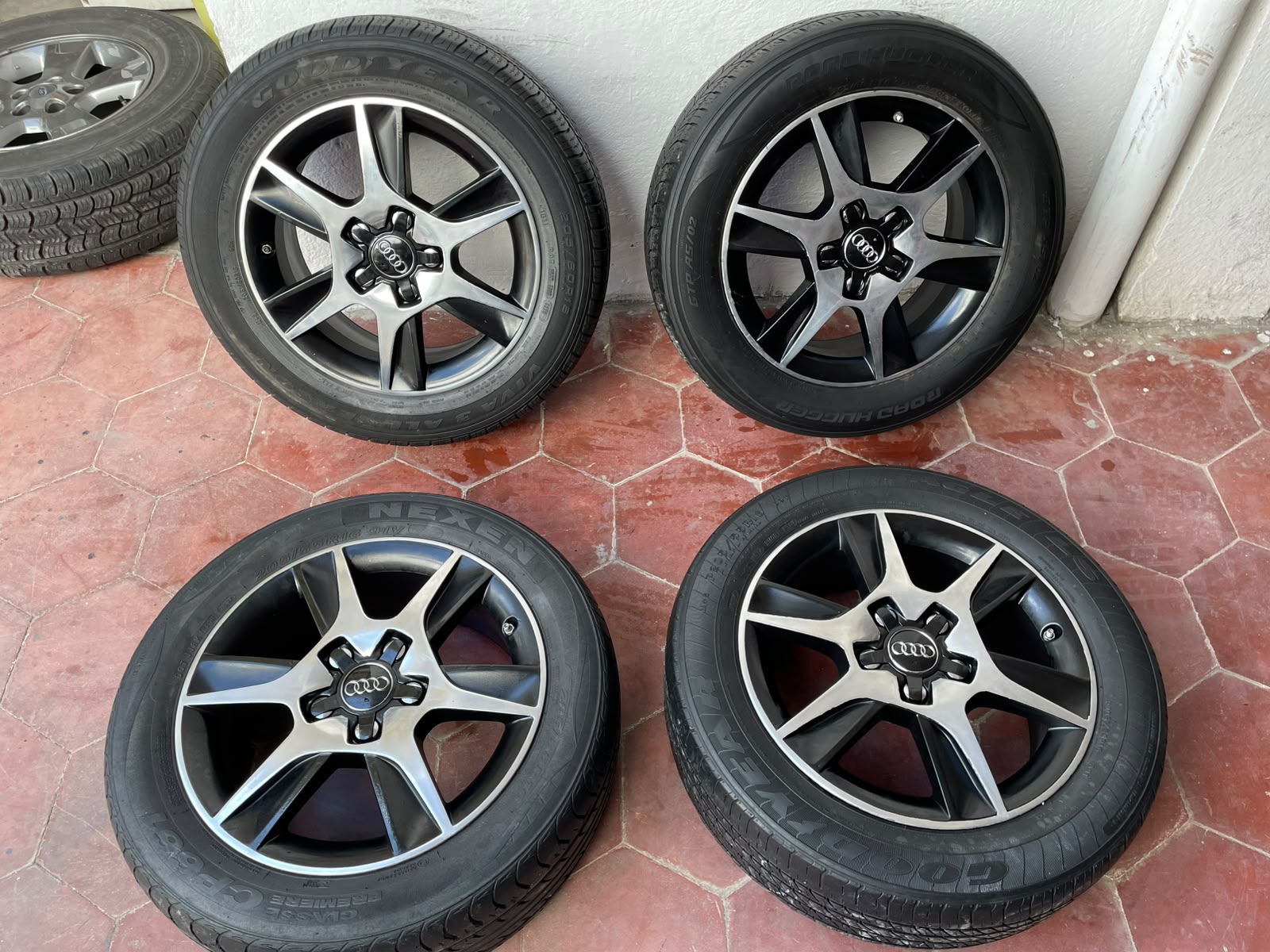 4 Rines 16" Audi Originales con Llantas Seminuevos Golf MK5 MK6 MK7 5x112