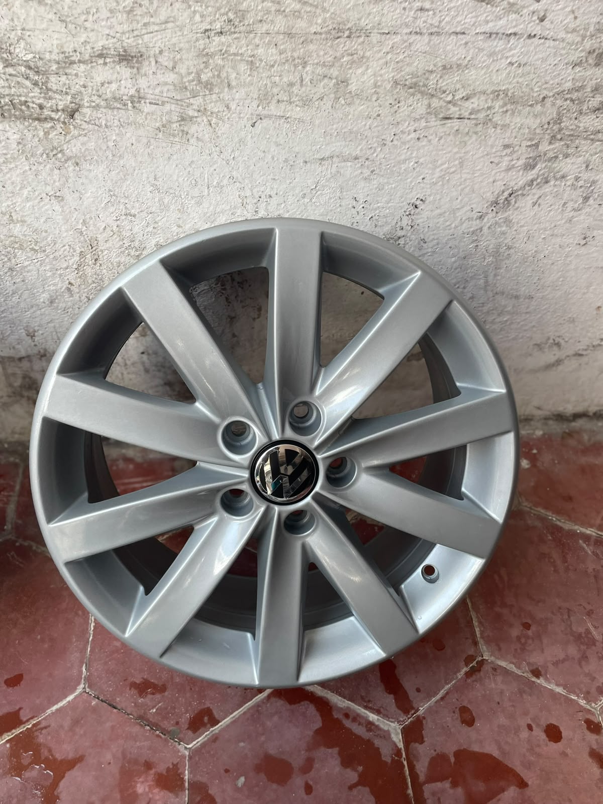 1 Rin 17" Volkswagen Jetta MK7 MK6 Taos Tiguan New Beetle Original 5x112 Seminuevo