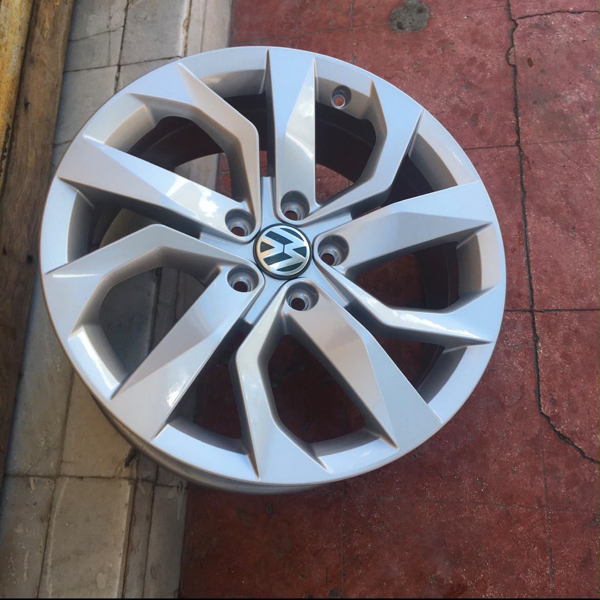 1 Rin 18 Original Volkswagen Taos Taiwán 5x112 | Taos, Tiguan, Jetta MK6, Jetta MK7 y Passat | Seminuevo