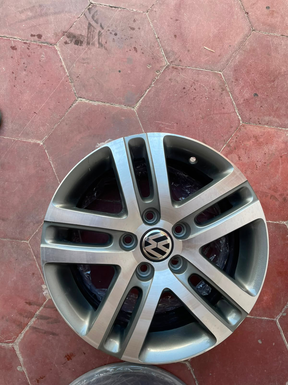 1 Rin 16" Volkswagen Golf Jetta MK6 MK7 Original 5x112 Nuevo