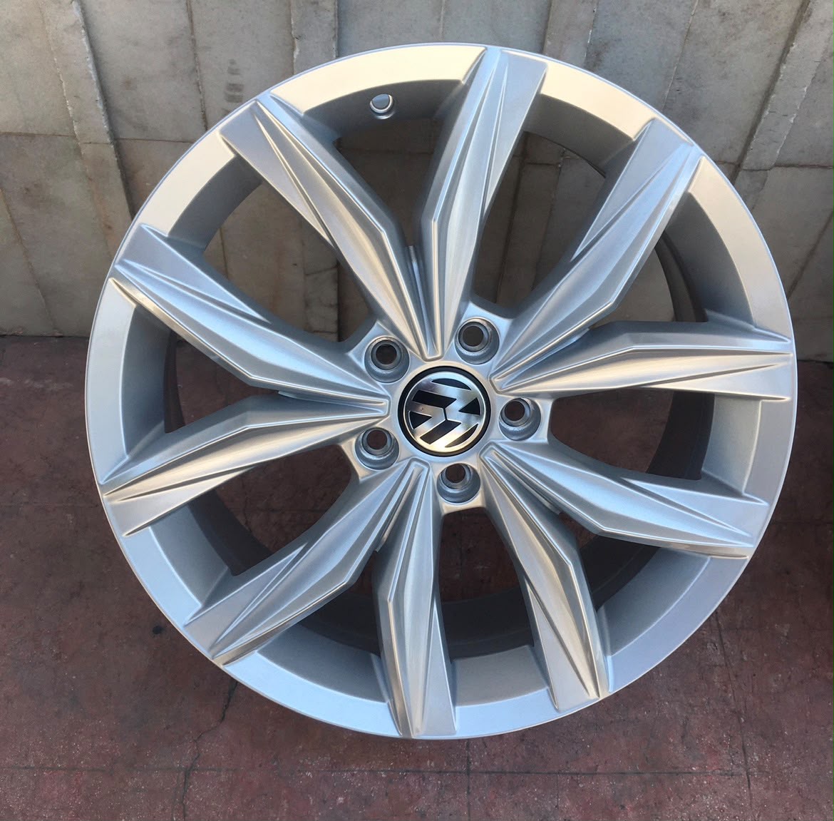 1 Rin Volkswagen Taos / Tiguan / Jetta MK6 / MK7 / Passat 18" Original Nuevo | 5x112