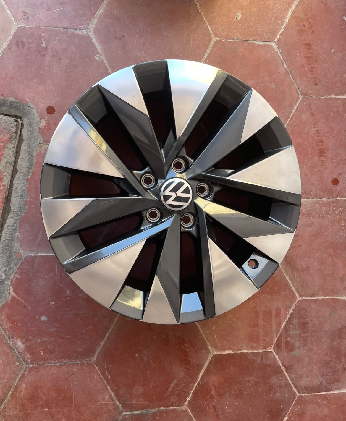 Rines 17" Volkswagen Taos / Tiguan / Jetta MK7 / Golf MK6 MK7 Originales Nuevos 5x112